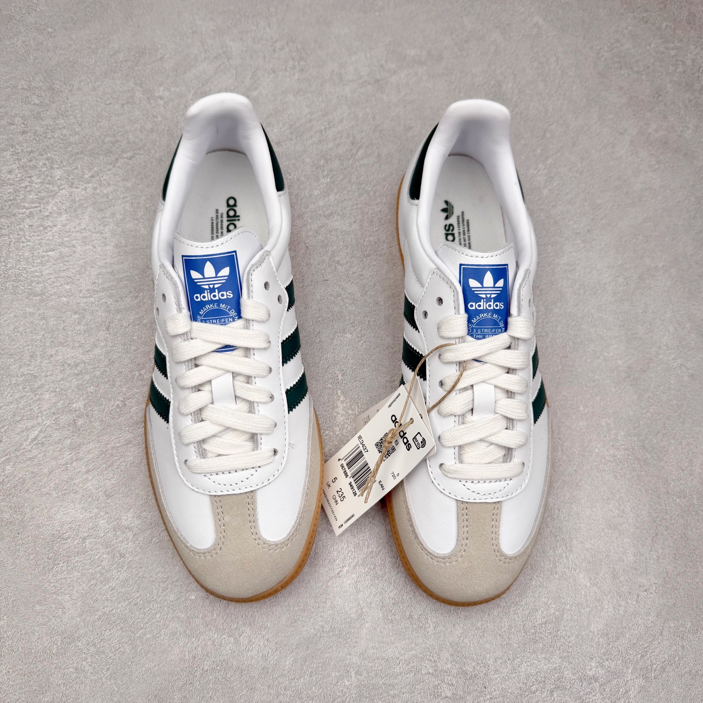 图片[2]-＃R1 AD Original Samba OG 复古经典轻便板鞋 IE3437 口碑大厂出品 品控大底版型不断改良更新 全套原纸板楦头开发 确保原汁原味 完美呈现桑巴版型 一比一鞋头弧度高度鞋身弧度 此版本只针对中端市场 皮料材质有所更替 其他数据细节工艺流程均保持一致 绝不口嗨 细节品控鞋型随意对比 正确烫金高频细节 原装纳米超迁皮料 独家私模橡胶大底 原盒原配 这款桑巴鞋展示了高质量的工艺 带有装饰的超锁缝制和无缝的手感 柔软、柔软的皮革造型和标志性的3条纹完成了精致的外观 正规合身鞋带 鞋面上有绒面鞋垫 橡胶鞋底 享受正畸套筒软感 自50年代首次亮相以来就一直在赢得粉丝的青睐 尺码：35.5 36 36.5 37.5 38 38.5 39 40 40.5 41 42 42.5 43 44 44.5 45-选品中心