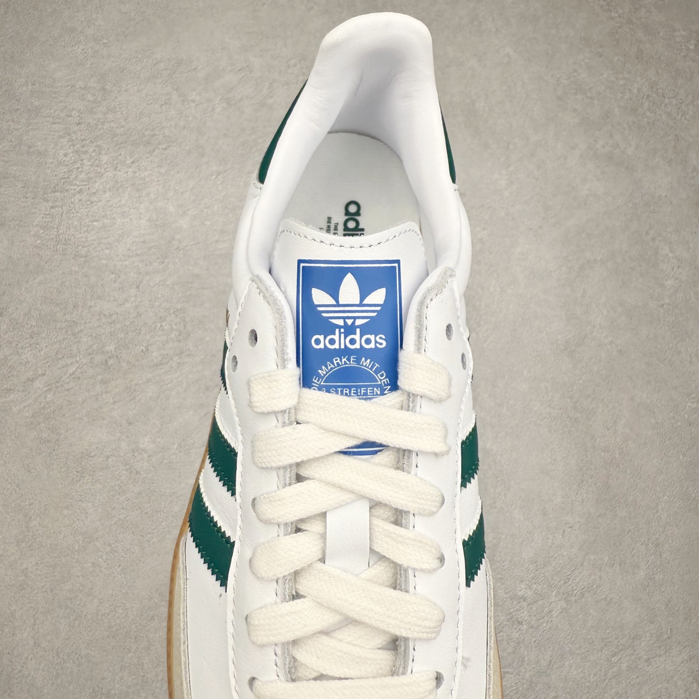 图片[5]-＃R1 AD Original Samba OG 复古经典轻便板鞋 IE3437 口碑大厂出品 品控大底版型不断改良更新 全套原纸板楦头开发 确保原汁原味 完美呈现桑巴版型 一比一鞋头弧度高度鞋身弧度 此版本只针对中端市场 皮料材质有所更替 其他数据细节工艺流程均保持一致 绝不口嗨 细节品控鞋型随意对比 正确烫金高频细节 原装纳米超迁皮料 独家私模橡胶大底 原盒原配 这款桑巴鞋展示了高质量的工艺 带有装饰的超锁缝制和无缝的手感 柔软、柔软的皮革造型和标志性的3条纹完成了精致的外观 正规合身鞋带 鞋面上有绒面鞋垫 橡胶鞋底 享受正畸套筒软感 自50年代首次亮相以来就一直在赢得粉丝的青睐 尺码：35.5 36 36.5 37.5 38 38.5 39 40 40.5 41 42 42.5 43 44 44.5 45-选品中心