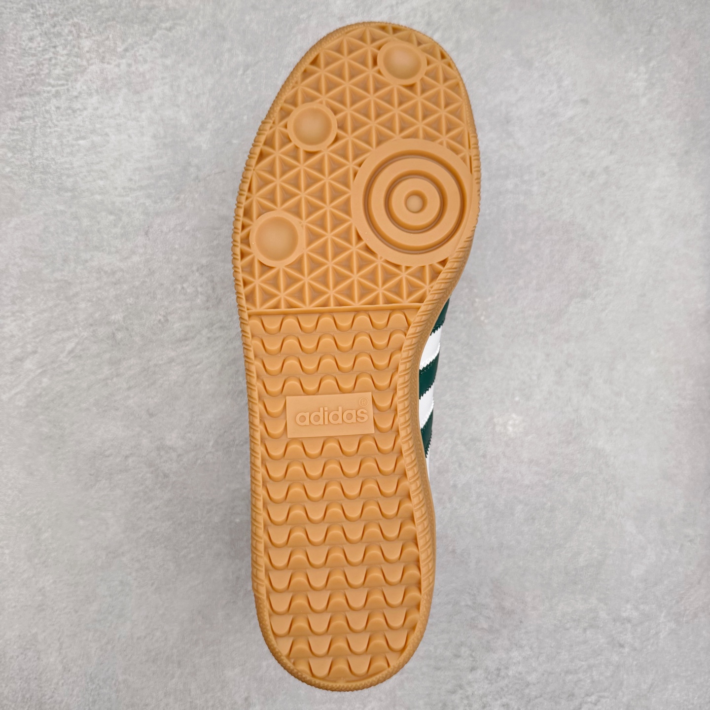 图片[9]-＃R1 AD Original Samba OG 复古经典轻便板鞋 IE3437 口碑大厂出品 品控大底版型不断改良更新 全套原纸板楦头开发 确保原汁原味 完美呈现桑巴版型 一比一鞋头弧度高度鞋身弧度 此版本只针对中端市场 皮料材质有所更替 其他数据细节工艺流程均保持一致 绝不口嗨 细节品控鞋型随意对比 正确烫金高频细节 原装纳米超迁皮料 独家私模橡胶大底 原盒原配 这款桑巴鞋展示了高质量的工艺 带有装饰的超锁缝制和无缝的手感 柔软、柔软的皮革造型和标志性的3条纹完成了精致的外观 正规合身鞋带 鞋面上有绒面鞋垫 橡胶鞋底 享受正畸套筒软感 自50年代首次亮相以来就一直在赢得粉丝的青睐 尺码：35.5 36 36.5 37.5 38 38.5 39 40 40.5 41 42 42.5 43 44 44.5 45-选品中心