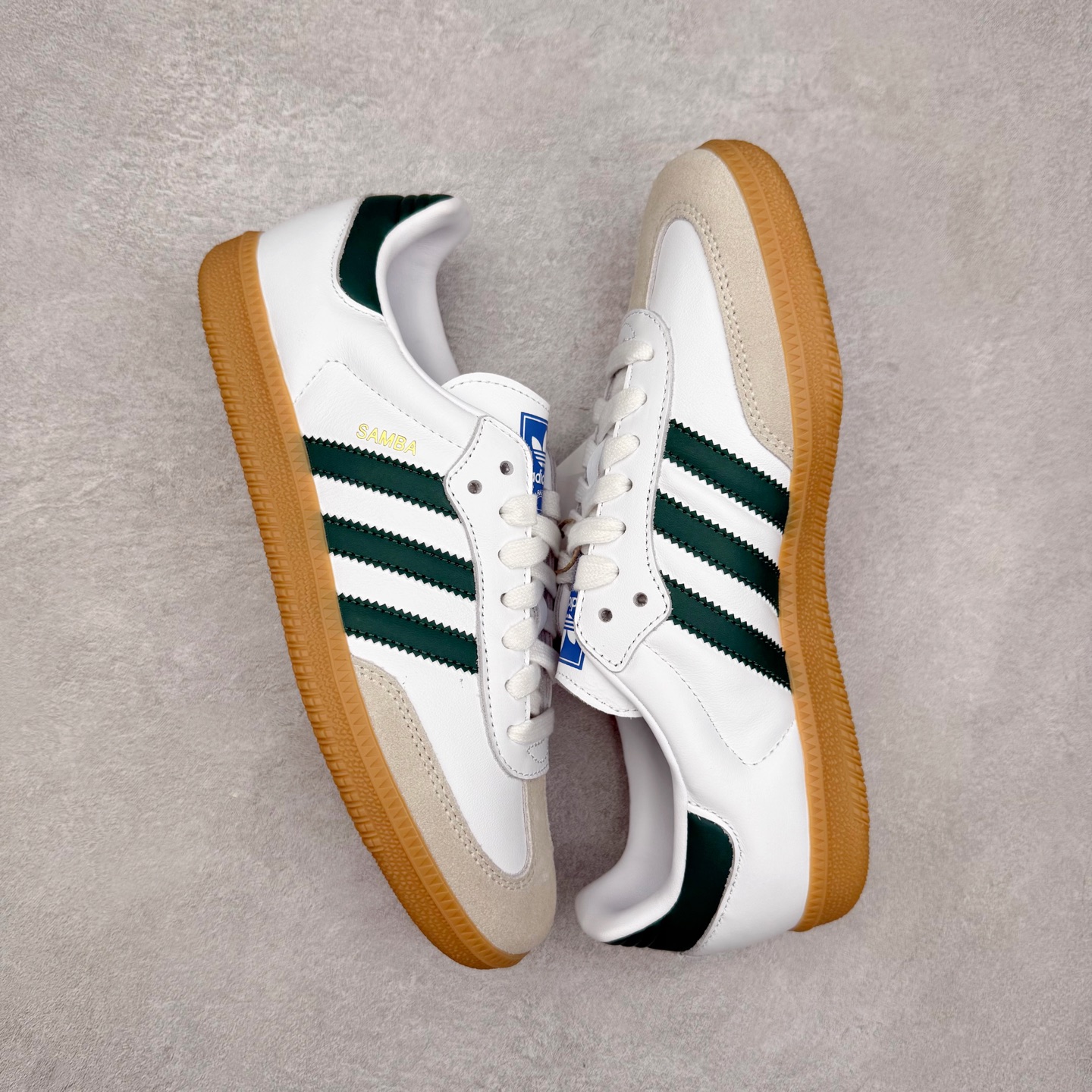 图片[3]-＃R1 AD Original Samba OG 复古经典轻便板鞋 IE3437 口碑大厂出品 品控大底版型不断改良更新 全套原纸板楦头开发 确保原汁原味 完美呈现桑巴版型 一比一鞋头弧度高度鞋身弧度 此版本只针对中端市场 皮料材质有所更替 其他数据细节工艺流程均保持一致 绝不口嗨 细节品控鞋型随意对比 正确烫金高频细节 原装纳米超迁皮料 独家私模橡胶大底 原盒原配 这款桑巴鞋展示了高质量的工艺 带有装饰的超锁缝制和无缝的手感 柔软、柔软的皮革造型和标志性的3条纹完成了精致的外观 正规合身鞋带 鞋面上有绒面鞋垫 橡胶鞋底 享受正畸套筒软感 自50年代首次亮相以来就一直在赢得粉丝的青睐 尺码：35.5 36 36.5 37.5 38 38.5 39 40 40.5 41 42 42.5 43 44 44.5 45-选品中心