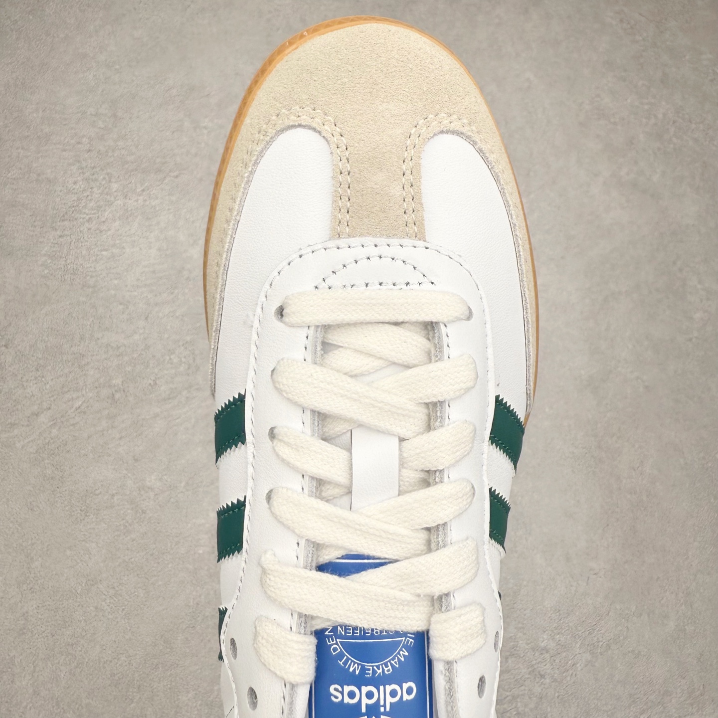 图片[4]-＃R1 AD Original Samba OG 复古经典轻便板鞋 IE3437 口碑大厂出品 品控大底版型不断改良更新 全套原纸板楦头开发 确保原汁原味 完美呈现桑巴版型 一比一鞋头弧度高度鞋身弧度 此版本只针对中端市场 皮料材质有所更替 其他数据细节工艺流程均保持一致 绝不口嗨 细节品控鞋型随意对比 正确烫金高频细节 原装纳米超迁皮料 独家私模橡胶大底 原盒原配 这款桑巴鞋展示了高质量的工艺 带有装饰的超锁缝制和无缝的手感 柔软、柔软的皮革造型和标志性的3条纹完成了精致的外观 正规合身鞋带 鞋面上有绒面鞋垫 橡胶鞋底 享受正畸套筒软感 自50年代首次亮相以来就一直在赢得粉丝的青睐 尺码：35.5 36 36.5 37.5 38 38.5 39 40 40.5 41 42 42.5 43 44 44.5 45-选品中心