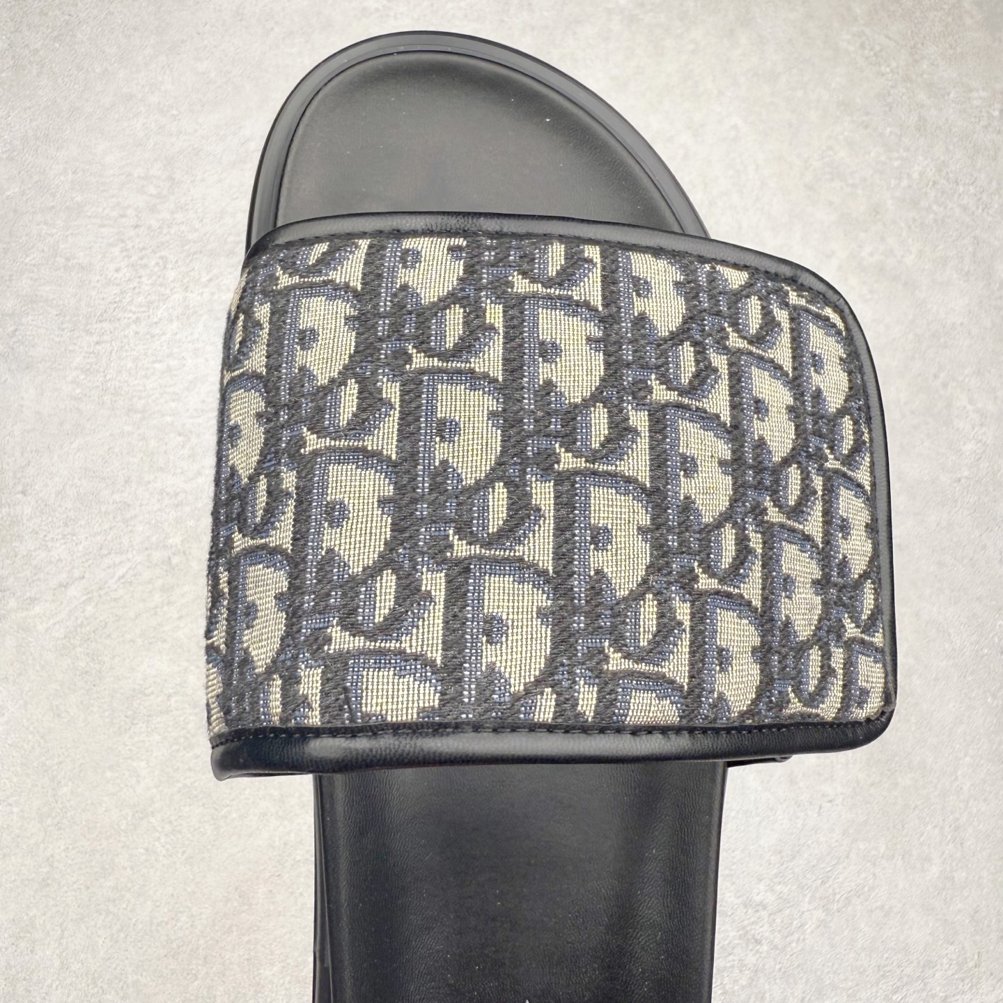 图片[4]-Dior 迪奥 Aqua 圆头平底 牛仔字母印花一字拖鞋 5色出货 现货独家供应‼ Dior 迪奥银色CD 扣图案重新诠释 灵感源自 Dior 档案。搭配“DIOR”标志和同色调凹口鞋底 可与短裤或牛仔裤轻松搭配，打造精致造型。 Size 38 39 40 41 42 43 44 45 46-选品中心