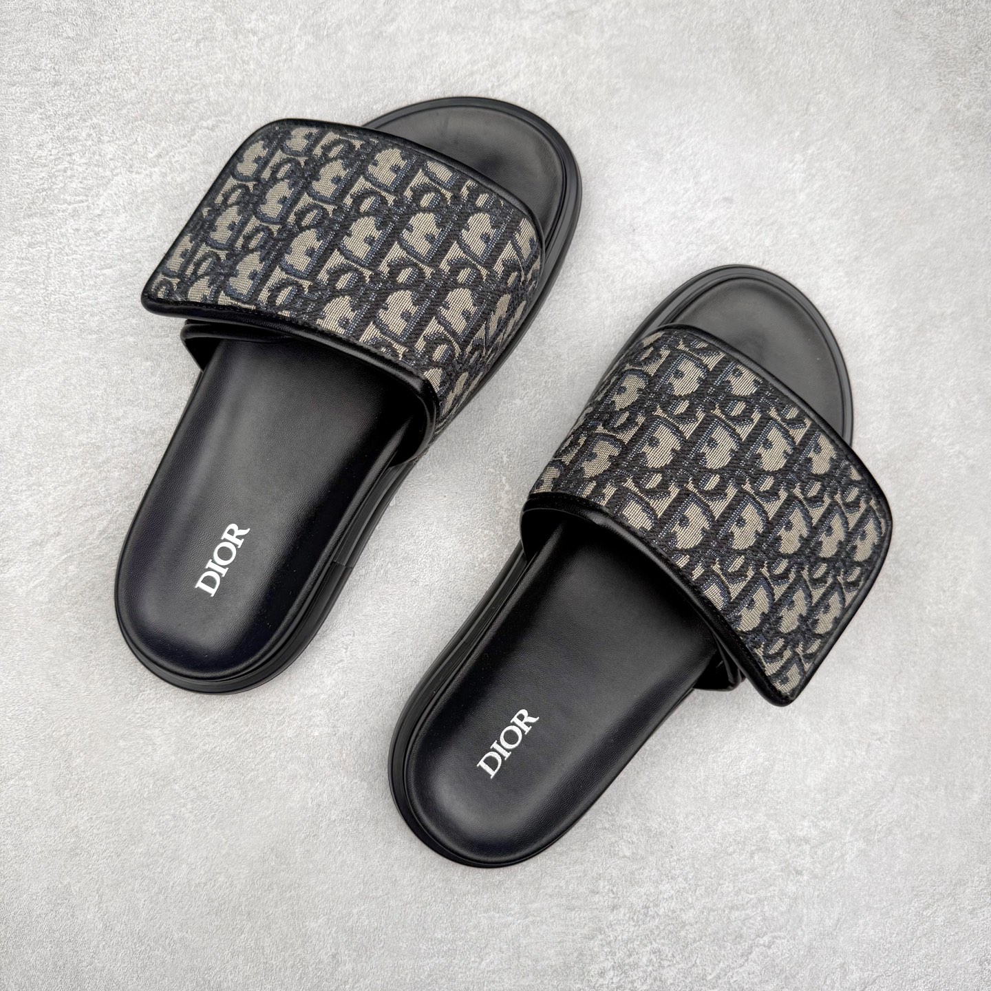 图片[3]-Dior 迪奥 Aqua 圆头平底 牛仔字母印花一字拖鞋 5色出货 现货独家供应‼ Dior 迪奥银色CD 扣图案重新诠释 灵感源自 Dior 档案。搭配“DIOR”标志和同色调凹口鞋底 可与短裤或牛仔裤轻松搭配，打造精致造型。 Size 38 39 40 41 42 43 44 45 46-选品中心