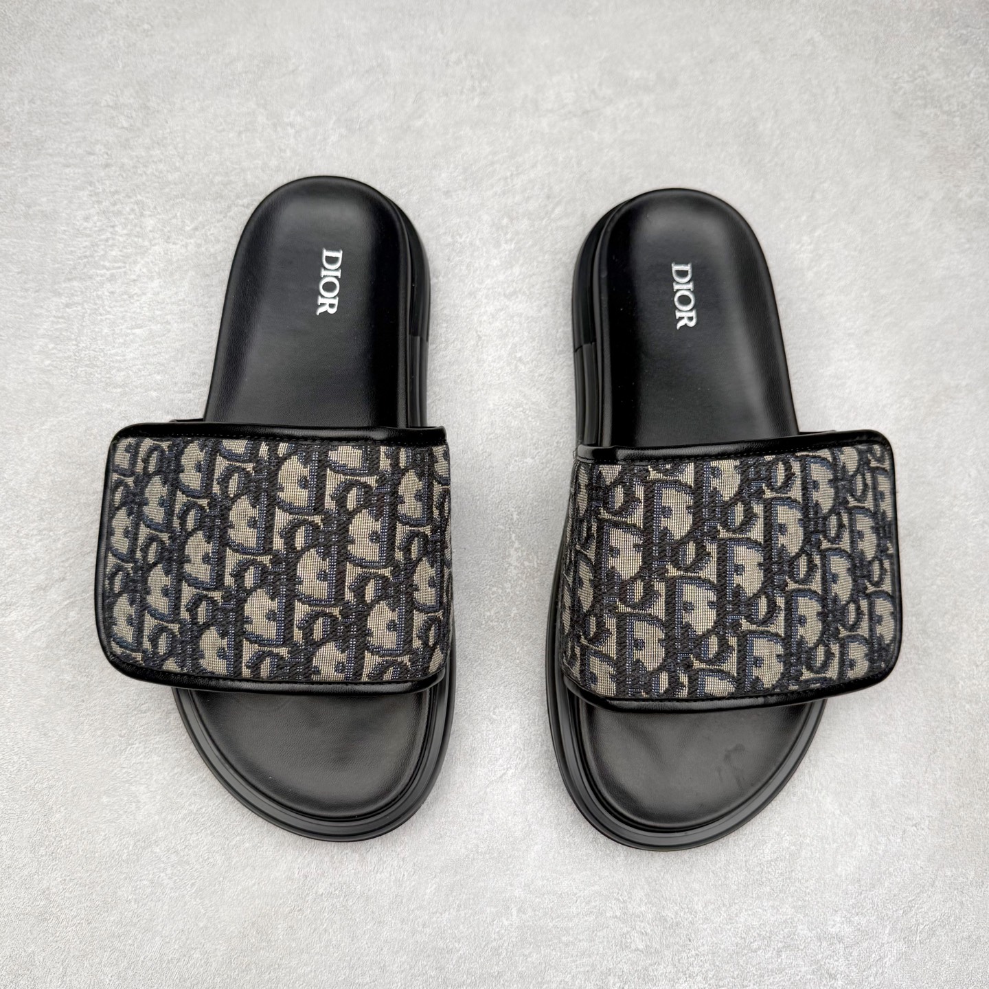 图片[2]-Dior 迪奥 Aqua 圆头平底 牛仔字母印花一字拖鞋 5色出货 现货独家供应‼ Dior 迪奥银色CD 扣图案重新诠释 灵感源自 Dior 档案。搭配“DIOR”标志和同色调凹口鞋底 可与短裤或牛仔裤轻松搭配，打造精致造型。 Size 38 39 40 41 42 43 44 45 46-选品中心