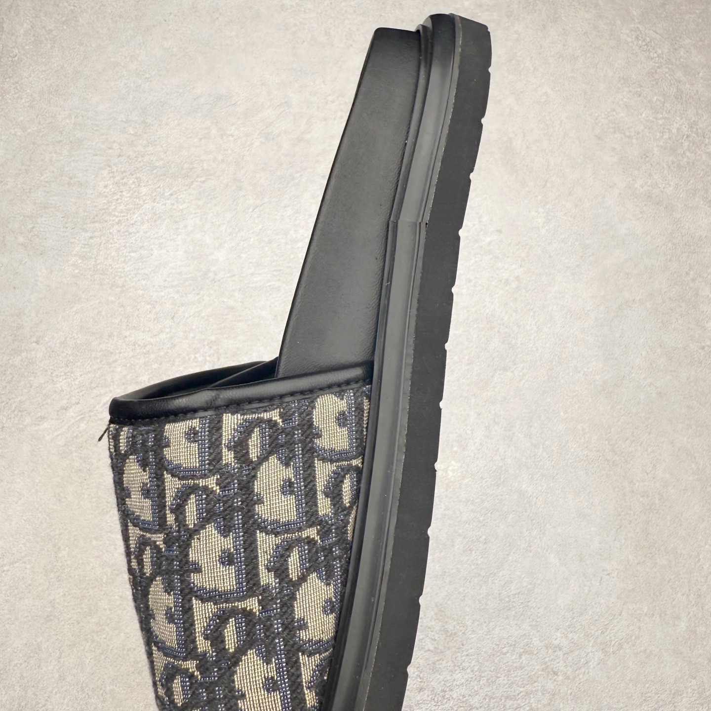 图片[7]-Dior 迪奥 Aqua 圆头平底 牛仔字母印花一字拖鞋 5色出货 现货独家供应‼ Dior 迪奥银色CD 扣图案重新诠释 灵感源自 Dior 档案。搭配“DIOR”标志和同色调凹口鞋底 可与短裤或牛仔裤轻松搭配，打造精致造型。 Size 38 39 40 41 42 43 44 45 46-选品中心