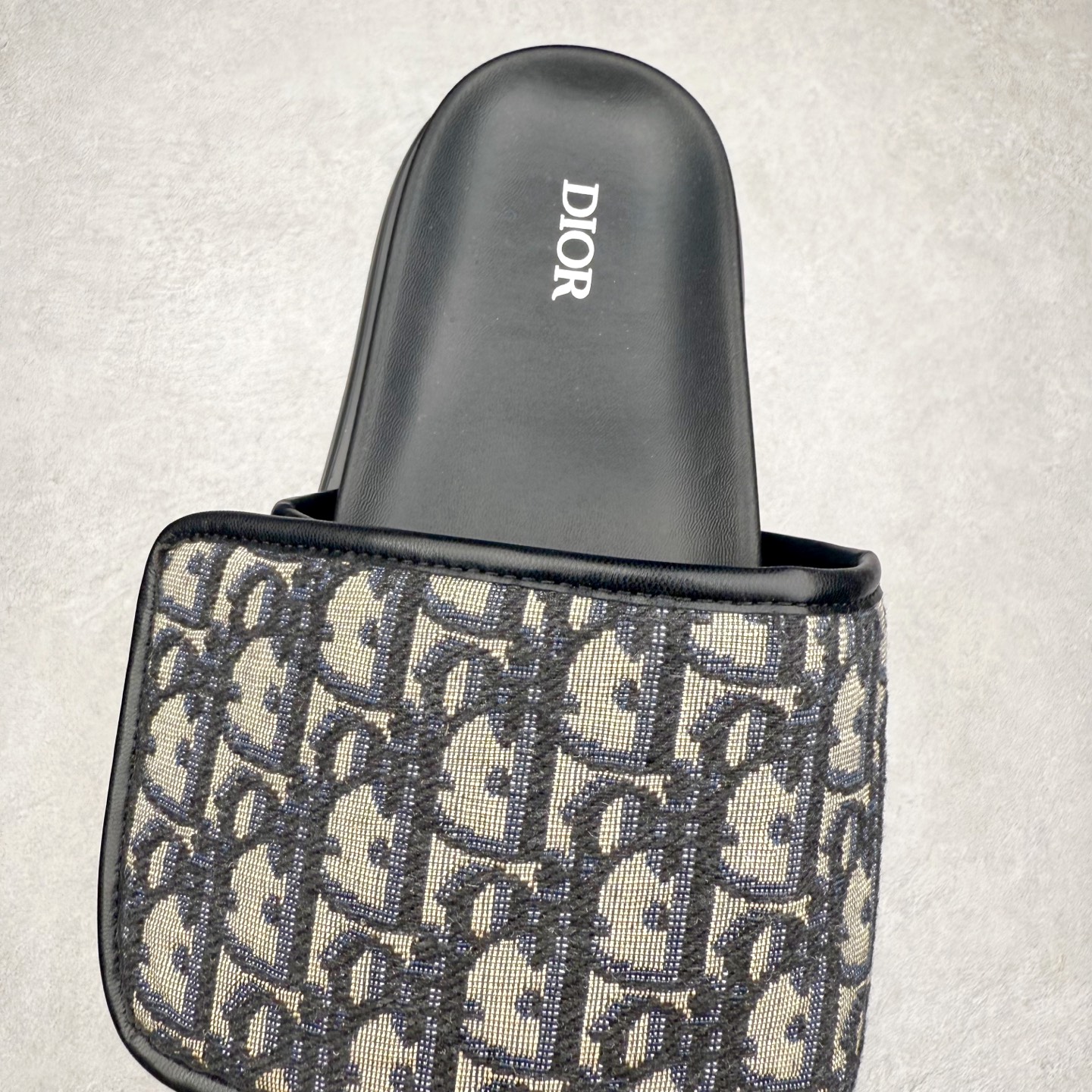 图片[5]-Dior 迪奥 Aqua 圆头平底 牛仔字母印花一字拖鞋 5色出货 现货独家供应‼ Dior 迪奥银色CD 扣图案重新诠释 灵感源自 Dior 档案。搭配“DIOR”标志和同色调凹口鞋底 可与短裤或牛仔裤轻松搭配，打造精致造型。 Size 38 39 40 41 42 43 44 45 46-选品中心