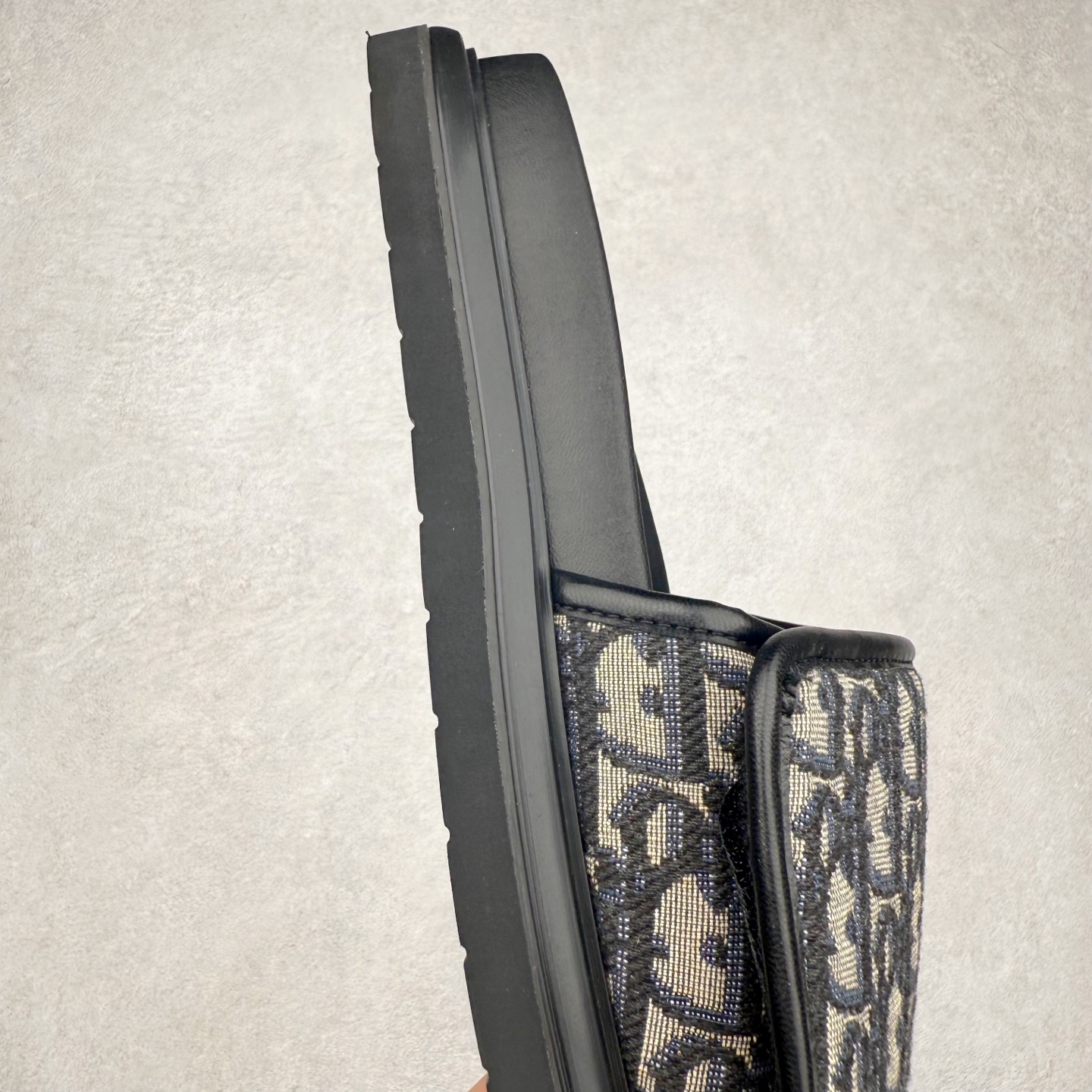 图片[6]-Dior 迪奥 Aqua 圆头平底 牛仔字母印花一字拖鞋 5色出货 现货独家供应‼ Dior 迪奥银色CD 扣图案重新诠释 灵感源自 Dior 档案。搭配“DIOR”标志和同色调凹口鞋底 可与短裤或牛仔裤轻松搭配，打造精致造型。 Size 38 39 40 41 42 43 44 45 46-选品中心