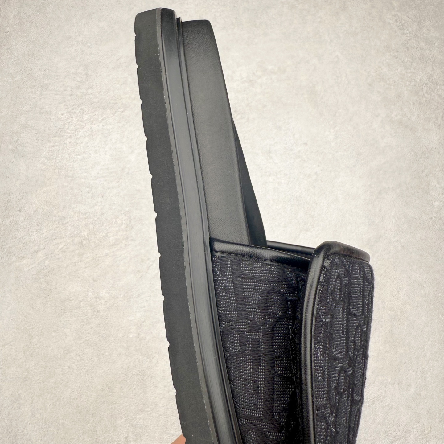 图片[6]-Dior 迪奥 Aqua 圆头平底 牛仔字母印花一字拖鞋 5色出货 现货独家供应‼ Dior 迪奥银色CD 扣图案重新诠释 灵感源自 Dior 档案。搭配“DIOR”标志和同色调凹口鞋底 可与短裤或牛仔裤轻松搭配，打造精致造型。 Size 38 39 40 41 42 43 44 45 46-选品中心