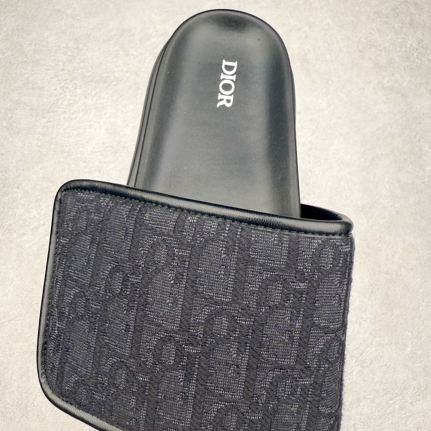 图片[5]-Dior 迪奥 Aqua 圆头平底 牛仔字母印花一字拖鞋 5色出货 现货独家供应‼ Dior 迪奥银色CD 扣图案重新诠释 灵感源自 Dior 档案。搭配“DIOR”标志和同色调凹口鞋底 可与短裤或牛仔裤轻松搭配，打造精致造型。 Size 38 39 40 41 42 43 44 45 46-选品中心