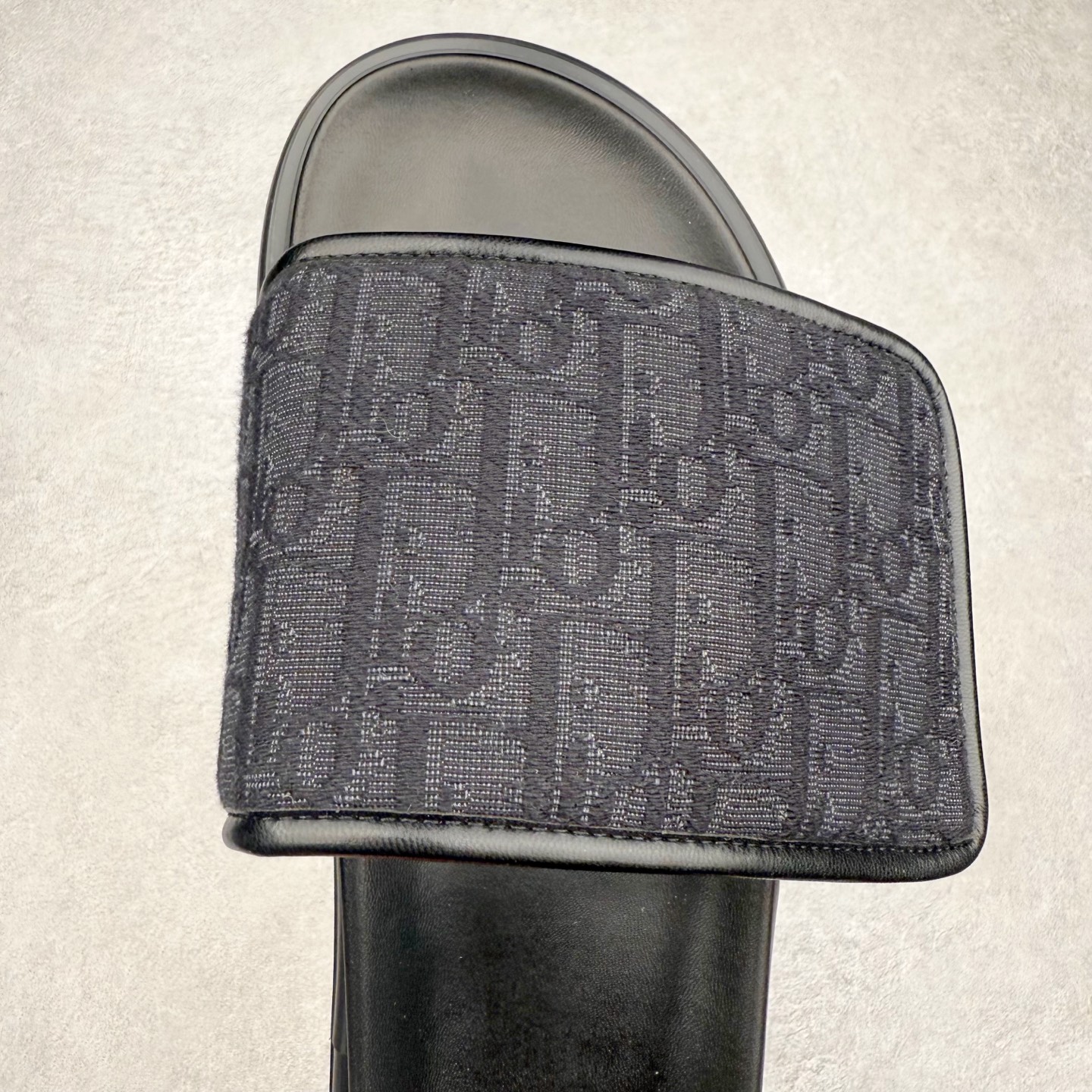 图片[4]-Dior 迪奥 Aqua 圆头平底 牛仔字母印花一字拖鞋 5色出货 现货独家供应‼ Dior 迪奥银色CD 扣图案重新诠释 灵感源自 Dior 档案。搭配“DIOR”标志和同色调凹口鞋底 可与短裤或牛仔裤轻松搭配，打造精致造型。 Size 38 39 40 41 42 43 44 45 46-选品中心