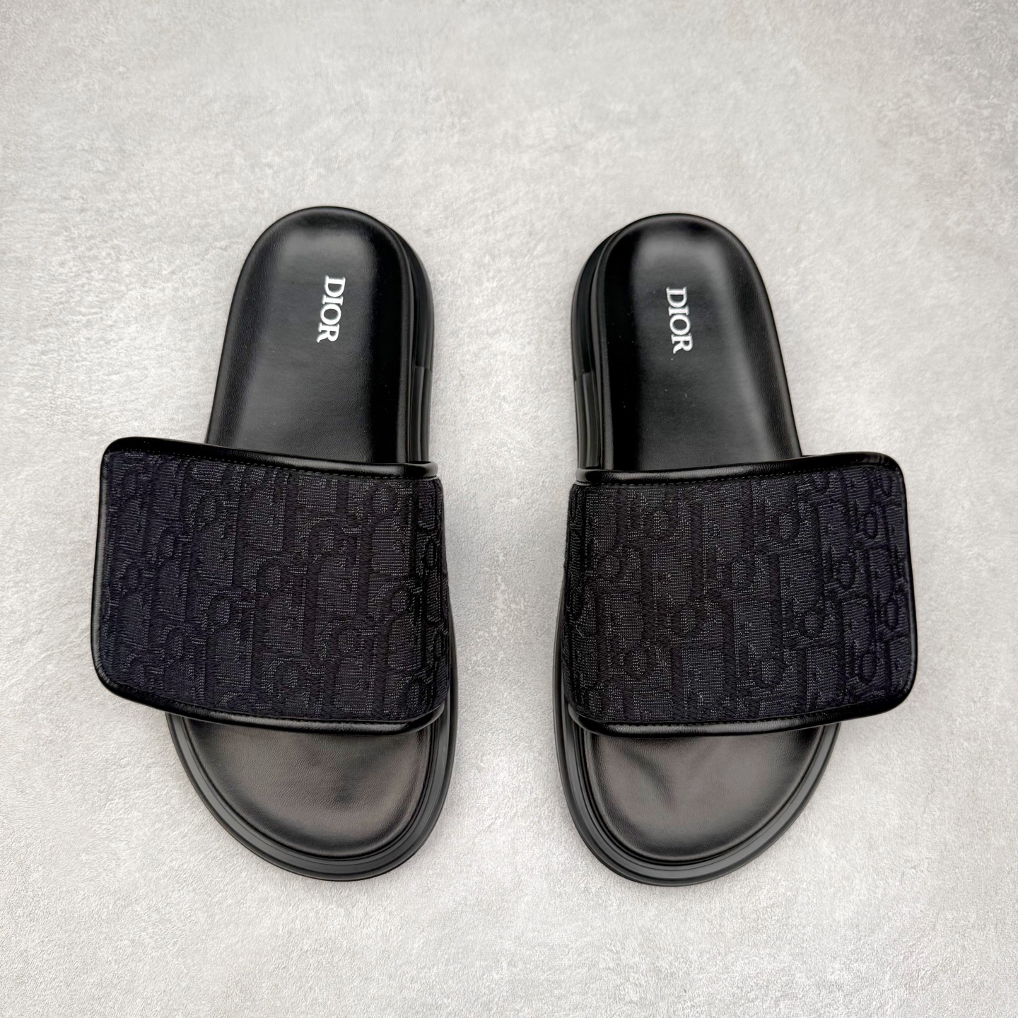 图片[2]-Dior 迪奥 Aqua 圆头平底 牛仔字母印花一字拖鞋 5色出货 现货独家供应‼ Dior 迪奥银色CD 扣图案重新诠释 灵感源自 Dior 档案。搭配“DIOR”标志和同色调凹口鞋底 可与短裤或牛仔裤轻松搭配，打造精致造型。 Size 38 39 40 41 42 43 44 45 46-选品中心