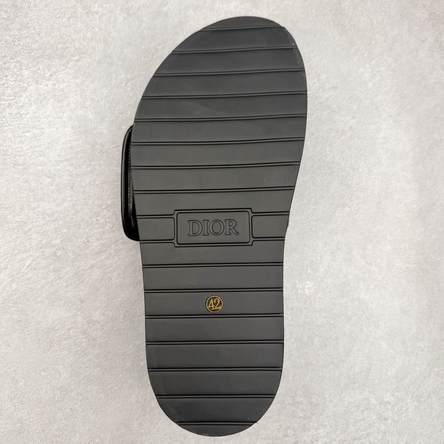 图片[9]-Dior 迪奥 Aqua 圆头平底 牛仔字母印花一字拖鞋 5色出货 现货独家供应‼ Dior 迪奥银色CD 扣图案重新诠释 灵感源自 Dior 档案。搭配“DIOR”标志和同色调凹口鞋底 可与短裤或牛仔裤轻松搭配，打造精致造型。 Size 38 39 40 41 42 43 44 45 46-选品中心