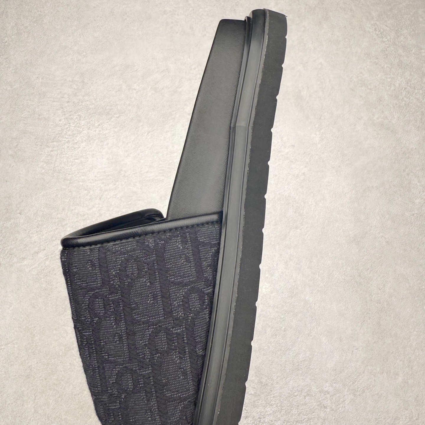 图片[7]-Dior 迪奥 Aqua 圆头平底 牛仔字母印花一字拖鞋 5色出货 现货独家供应‼ Dior 迪奥银色CD 扣图案重新诠释 灵感源自 Dior 档案。搭配“DIOR”标志和同色调凹口鞋底 可与短裤或牛仔裤轻松搭配，打造精致造型。 Size 38 39 40 41 42 43 44 45 46-选品中心