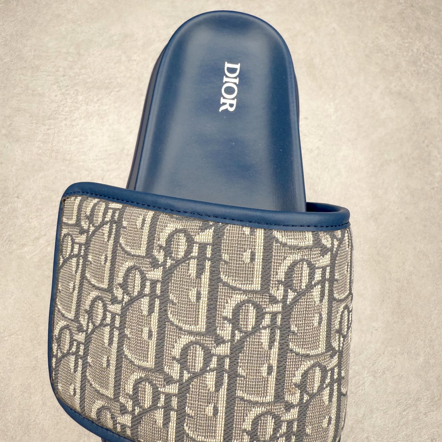 图片[5]-Dior 迪奥 Aqua 圆头平底 牛仔字母印花一字拖鞋 5色出货 现货独家供应‼ Dior 迪奥银色CD 扣图案重新诠释 灵感源自 Dior 档案。搭配“DIOR”标志和同色调凹口鞋底 可与短裤或牛仔裤轻松搭配，打造精致造型。 Size 38 39 40 41 42 43 44 45 46-选品中心