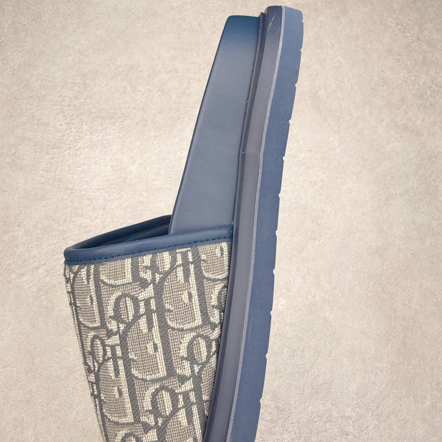 图片[7]-Dior 迪奥 Aqua 圆头平底 牛仔字母印花一字拖鞋 5色出货 现货独家供应‼ Dior 迪奥银色CD 扣图案重新诠释 灵感源自 Dior 档案。搭配“DIOR”标志和同色调凹口鞋底 可与短裤或牛仔裤轻松搭配，打造精致造型。 Size 38 39 40 41 42 43 44 45 46-选品中心