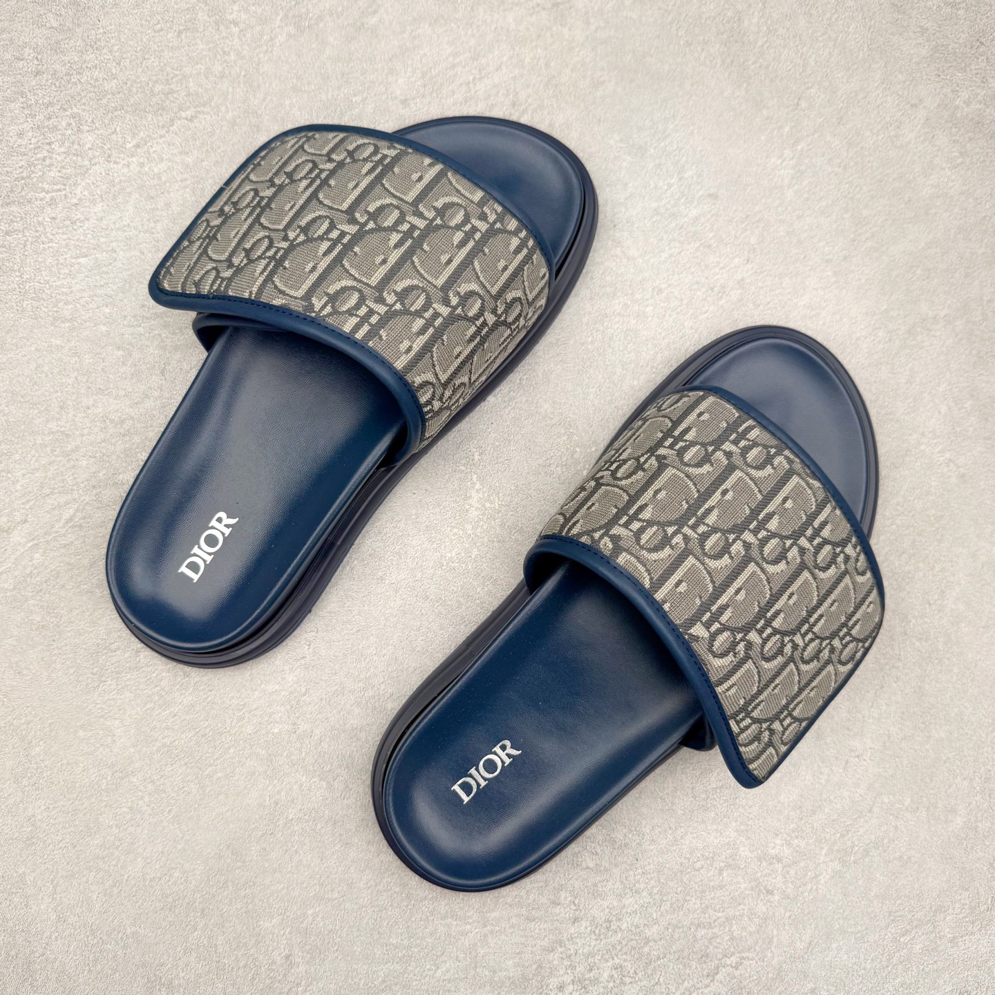 图片[3]-Dior 迪奥 Aqua 圆头平底 牛仔字母印花一字拖鞋 5色出货 现货独家供应‼ Dior 迪奥银色CD 扣图案重新诠释 灵感源自 Dior 档案。搭配“DIOR”标志和同色调凹口鞋底 可与短裤或牛仔裤轻松搭配，打造精致造型。 Size 38 39 40 41 42 43 44 45 46-选品中心