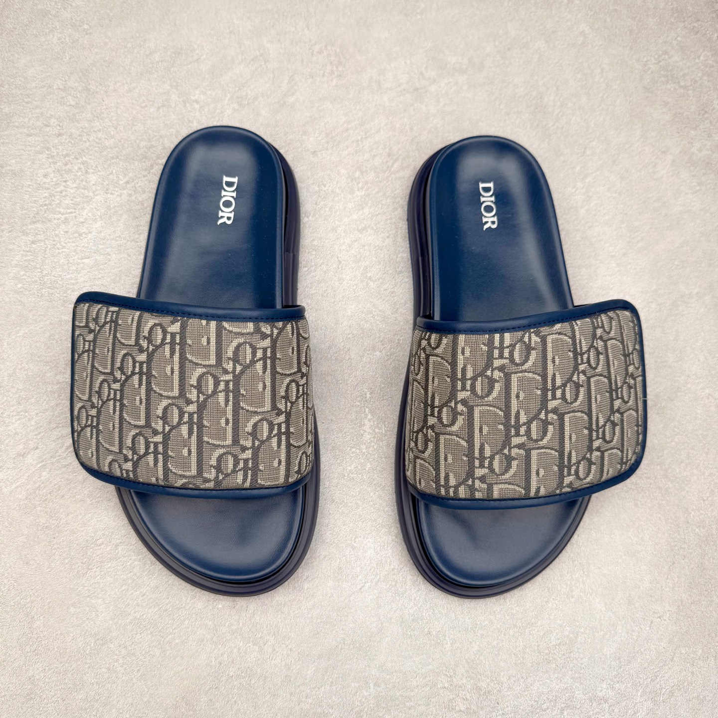 图片[2]-Dior 迪奥 Aqua 圆头平底 牛仔字母印花一字拖鞋 5色出货 现货独家供应‼ Dior 迪奥银色CD 扣图案重新诠释 灵感源自 Dior 档案。搭配“DIOR”标志和同色调凹口鞋底 可与短裤或牛仔裤轻松搭配，打造精致造型。 Size 38 39 40 41 42 43 44 45 46-选品中心