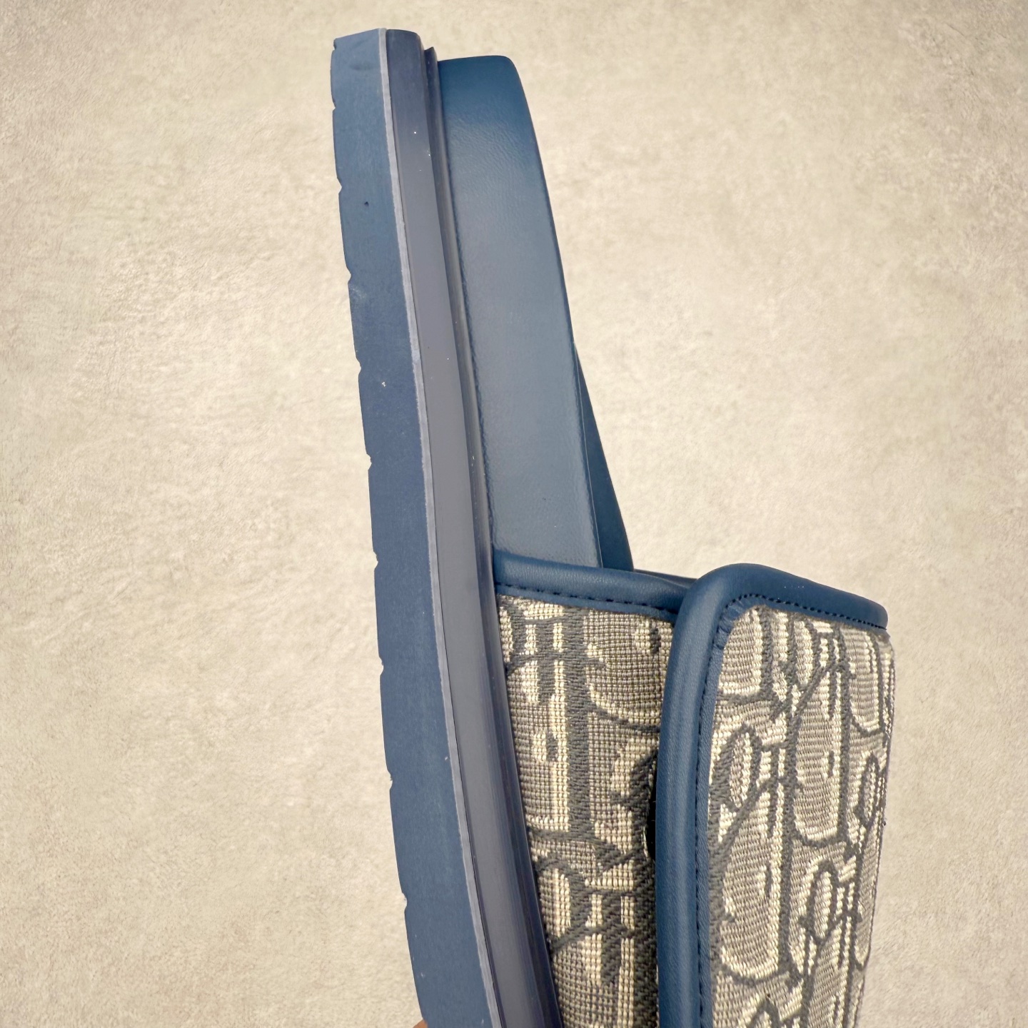 图片[6]-Dior 迪奥 Aqua 圆头平底 牛仔字母印花一字拖鞋 5色出货 现货独家供应‼ Dior 迪奥银色CD 扣图案重新诠释 灵感源自 Dior 档案。搭配“DIOR”标志和同色调凹口鞋底 可与短裤或牛仔裤轻松搭配，打造精致造型。 Size 38 39 40 41 42 43 44 45 46-选品中心