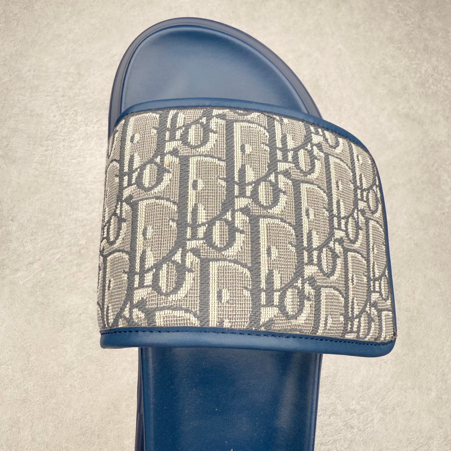 图片[4]-Dior 迪奥 Aqua 圆头平底 牛仔字母印花一字拖鞋 5色出货 现货独家供应‼ Dior 迪奥银色CD 扣图案重新诠释 灵感源自 Dior 档案。搭配“DIOR”标志和同色调凹口鞋底 可与短裤或牛仔裤轻松搭配，打造精致造型。 Size 38 39 40 41 42 43 44 45 46-选品中心