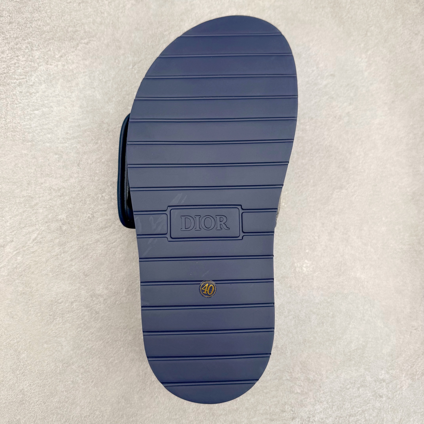 图片[9]-Dior 迪奥 Aqua 圆头平底 牛仔字母印花一字拖鞋 5色出货 现货独家供应‼ Dior 迪奥银色CD 扣图案重新诠释 灵感源自 Dior 档案。搭配“DIOR”标志和同色调凹口鞋底 可与短裤或牛仔裤轻松搭配，打造精致造型。 Size 38 39 40 41 42 43 44 45 46-选品中心