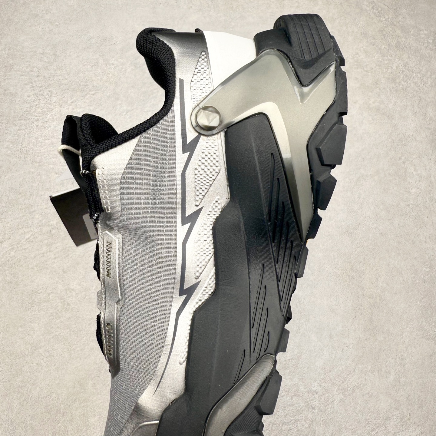 图片[7]-＃福利特价 凯乐石 KAILAS FUGA DU BOA 大坡王轻越野徒步 网布TPU减震防滑透气支撑回弹 低帮 超强抓地力登山跑步鞋 KAILAS凯乐石品牌是全球三大全系攀登品牌之一，于2003年创立于中国广州，致力于为有攀登梦想的户外运动员及爱好者，研发制造功能性专业装备，满足他们在极限环境下安全舒适的需求，凯乐石专注于科技面料的开发及专业功能设计，产品线覆盖登山、攀岩、徒步、越野跑山、露营、旅行等多项户外运动，通过运动员的测试反馈，不断进化迭代，产品荣获国内外大奖71座，发明专利21个，更突破性的自主研发攀登器械，打造出中国的攀登硬实力。实拍调校N版已经零色差零失真 百分百还原实物色彩所见即所得 不存在货不对板色差等低级问题 选购参考实物拍摄 不混卖不参货 只用心做好货严格选品 承诺混一赔十 尺码：36 36.5 37.5 38 38.5 39 40 40.5 41 42 42.5 43 44 44.5 45-选品中心