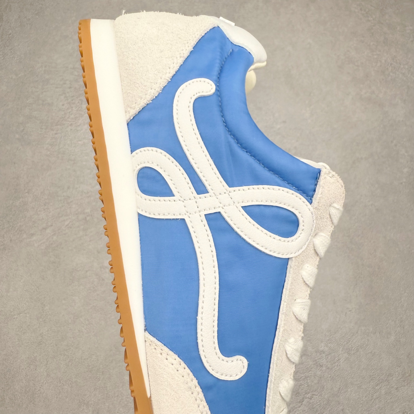 图片[6]-罗意威Loewe Ballet Runner 2.0 Sneakers 芭蕾舞2.0系列阿甘复古风德训薄底百搭休闲运动鞋 市面最高性价比 实体平台跑量 主打推荐好货 采用反绒牛皮革拼接头层皮饰片鞋面材质鞋身原装高密度防刮尼龙面料,极好柔软效果双层乳胶缓震鞋垫外部搭配轻量EVA缓震组合橡胶防滑片装外底不对称鞋头设计、袜状内部结构，轻盈橡胶外底延伸至鞋头 20 毫米鞋跟，附白色和同色系鞋带侧面饰有 L 徽标，鞋舌饰有压纹 Anagram 后跟标签饰有注塑橡胶 LOEWE 标志升级原楦型开发纸版全手工拉帮工艺成型 尺码：35 36 37 38 39 40 41 42 43 44 45-选品中心