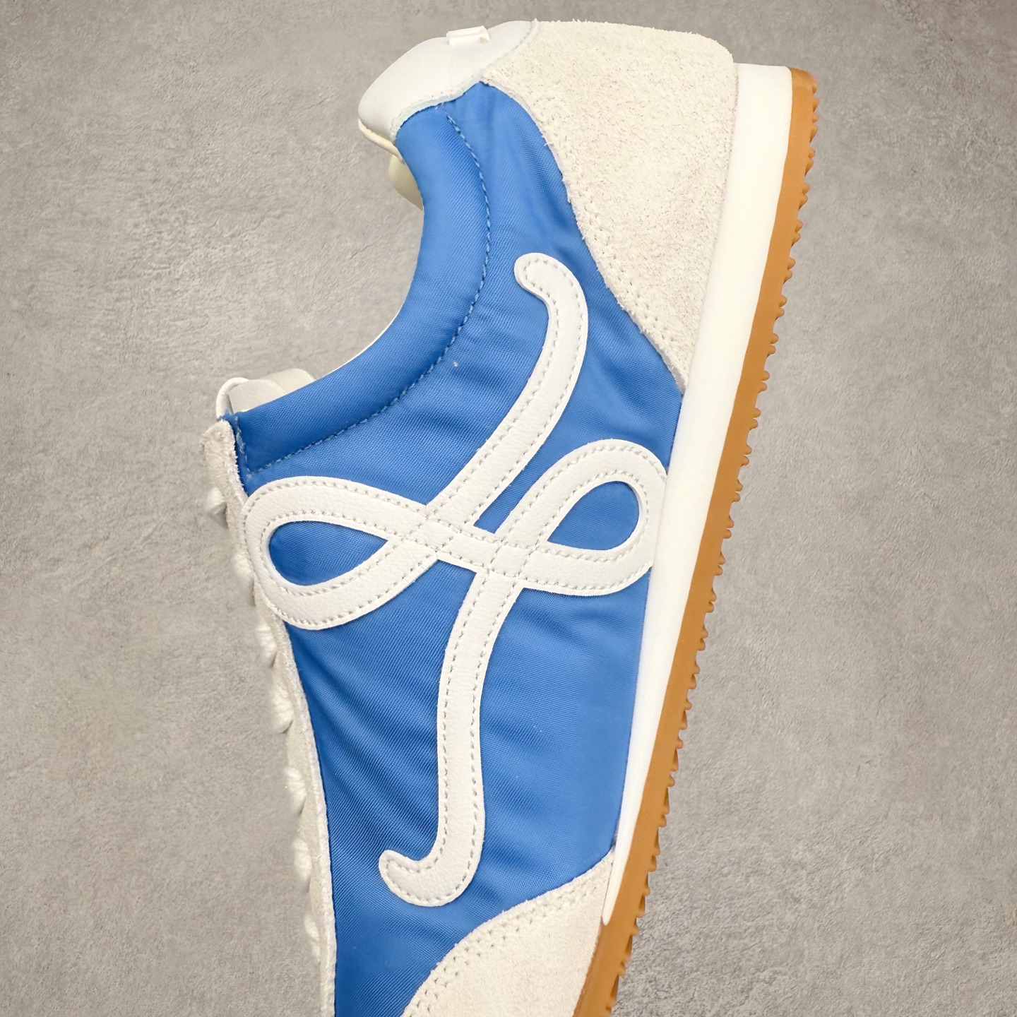 图片[7]-罗意威Loewe Ballet Runner 2.0 Sneakers 芭蕾舞2.0系列阿甘复古风德训薄底百搭休闲运动鞋 市面最高性价比 实体平台跑量 主打推荐好货 采用反绒牛皮革拼接头层皮饰片鞋面材质鞋身原装高密度防刮尼龙面料,极好柔软效果双层乳胶缓震鞋垫外部搭配轻量EVA缓震组合橡胶防滑片装外底不对称鞋头设计、袜状内部结构，轻盈橡胶外底延伸至鞋头 20 毫米鞋跟，附白色和同色系鞋带侧面饰有 L 徽标，鞋舌饰有压纹 Anagram 后跟标签饰有注塑橡胶 LOEWE 标志升级原楦型开发纸版全手工拉帮工艺成型 尺码：35 36 37 38 39 40 41 42 43 44 45-选品中心