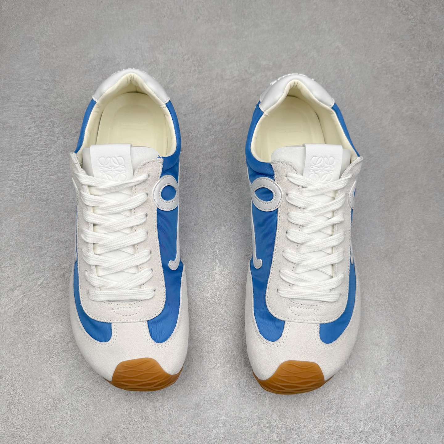 图片[2]-罗意威Loewe Ballet Runner 2.0 Sneakers 芭蕾舞2.0系列阿甘复古风德训薄底百搭休闲运动鞋 市面最高性价比 实体平台跑量 主打推荐好货 采用反绒牛皮革拼接头层皮饰片鞋面材质鞋身原装高密度防刮尼龙面料,极好柔软效果双层乳胶缓震鞋垫外部搭配轻量EVA缓震组合橡胶防滑片装外底不对称鞋头设计、袜状内部结构，轻盈橡胶外底延伸至鞋头 20 毫米鞋跟，附白色和同色系鞋带侧面饰有 L 徽标，鞋舌饰有压纹 Anagram 后跟标签饰有注塑橡胶 LOEWE 标志升级原楦型开发纸版全手工拉帮工艺成型 尺码：35 36 37 38 39 40 41 42 43 44 45-选品中心