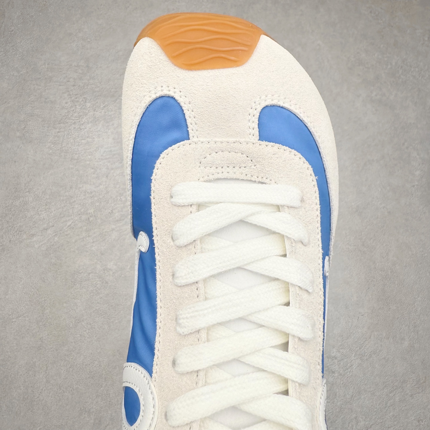 图片[4]-罗意威Loewe Ballet Runner 2.0 Sneakers 芭蕾舞2.0系列阿甘复古风德训薄底百搭休闲运动鞋 市面最高性价比 实体平台跑量 主打推荐好货 采用反绒牛皮革拼接头层皮饰片鞋面材质鞋身原装高密度防刮尼龙面料,极好柔软效果双层乳胶缓震鞋垫外部搭配轻量EVA缓震组合橡胶防滑片装外底不对称鞋头设计、袜状内部结构，轻盈橡胶外底延伸至鞋头 20 毫米鞋跟，附白色和同色系鞋带侧面饰有 L 徽标，鞋舌饰有压纹 Anagram 后跟标签饰有注塑橡胶 LOEWE 标志升级原楦型开发纸版全手工拉帮工艺成型 尺码：35 36 37 38 39 40 41 42 43 44 45-选品中心