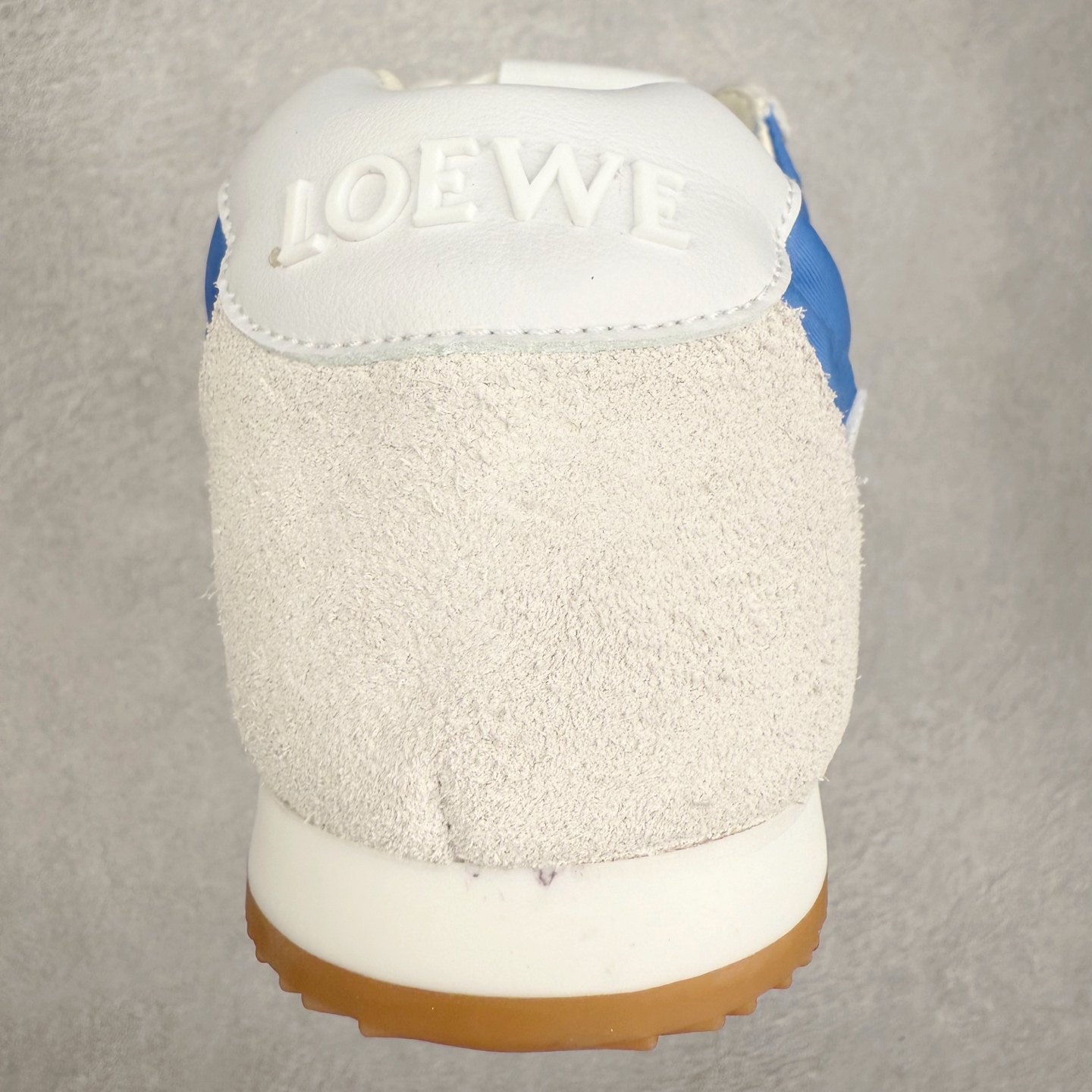 图片[8]-罗意威Loewe Ballet Runner 2.0 Sneakers 芭蕾舞2.0系列阿甘复古风德训薄底百搭休闲运动鞋 市面最高性价比 实体平台跑量 主打推荐好货 采用反绒牛皮革拼接头层皮饰片鞋面材质鞋身原装高密度防刮尼龙面料,极好柔软效果双层乳胶缓震鞋垫外部搭配轻量EVA缓震组合橡胶防滑片装外底不对称鞋头设计、袜状内部结构，轻盈橡胶外底延伸至鞋头 20 毫米鞋跟，附白色和同色系鞋带侧面饰有 L 徽标，鞋舌饰有压纹 Anagram 后跟标签饰有注塑橡胶 LOEWE 标志升级原楦型开发纸版全手工拉帮工艺成型 尺码：35 36 37 38 39 40 41 42 43 44 45-选品中心