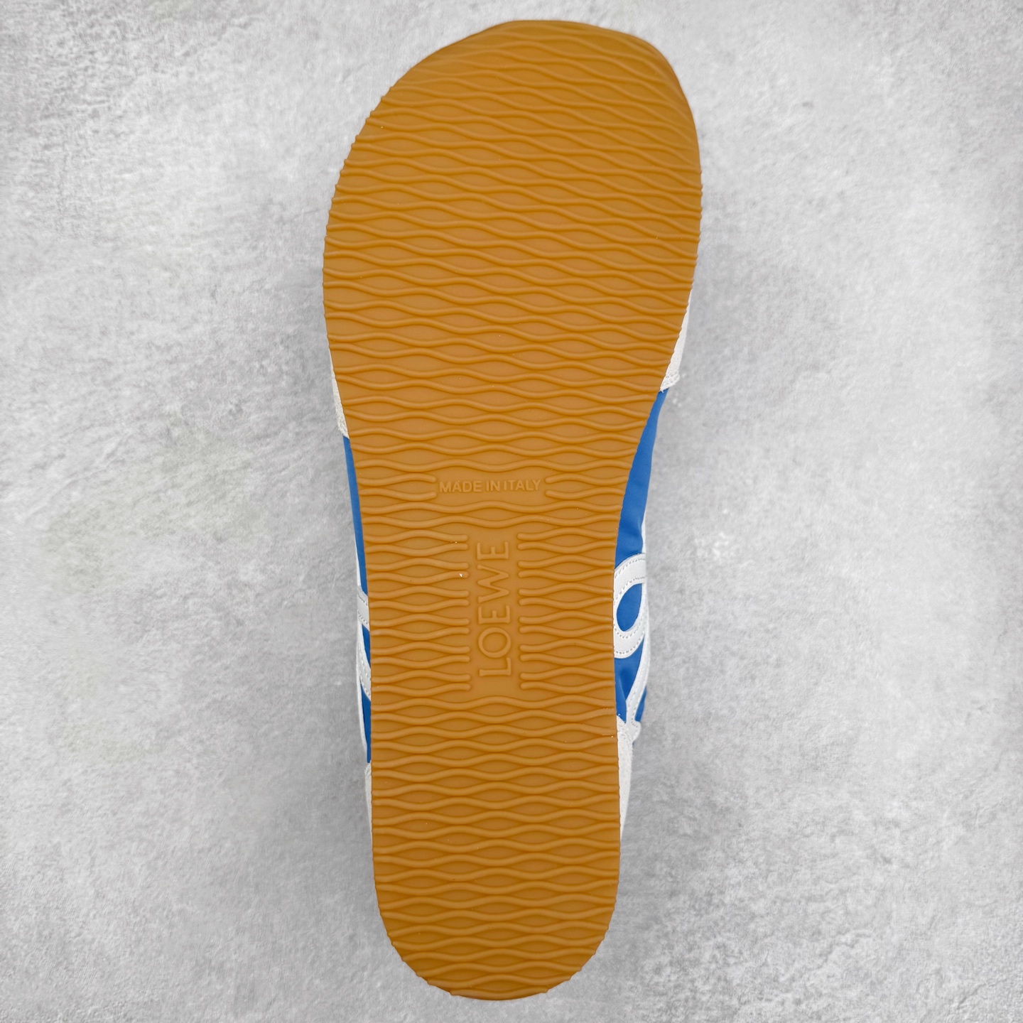 图片[9]-罗意威Loewe Ballet Runner 2.0 Sneakers 芭蕾舞2.0系列阿甘复古风德训薄底百搭休闲运动鞋 市面最高性价比 实体平台跑量 主打推荐好货 采用反绒牛皮革拼接头层皮饰片鞋面材质鞋身原装高密度防刮尼龙面料,极好柔软效果双层乳胶缓震鞋垫外部搭配轻量EVA缓震组合橡胶防滑片装外底不对称鞋头设计、袜状内部结构，轻盈橡胶外底延伸至鞋头 20 毫米鞋跟，附白色和同色系鞋带侧面饰有 L 徽标，鞋舌饰有压纹 Anagram 后跟标签饰有注塑橡胶 LOEWE 标志升级原楦型开发纸版全手工拉帮工艺成型 尺码：35 36 37 38 39 40 41 42 43 44 45-选品中心