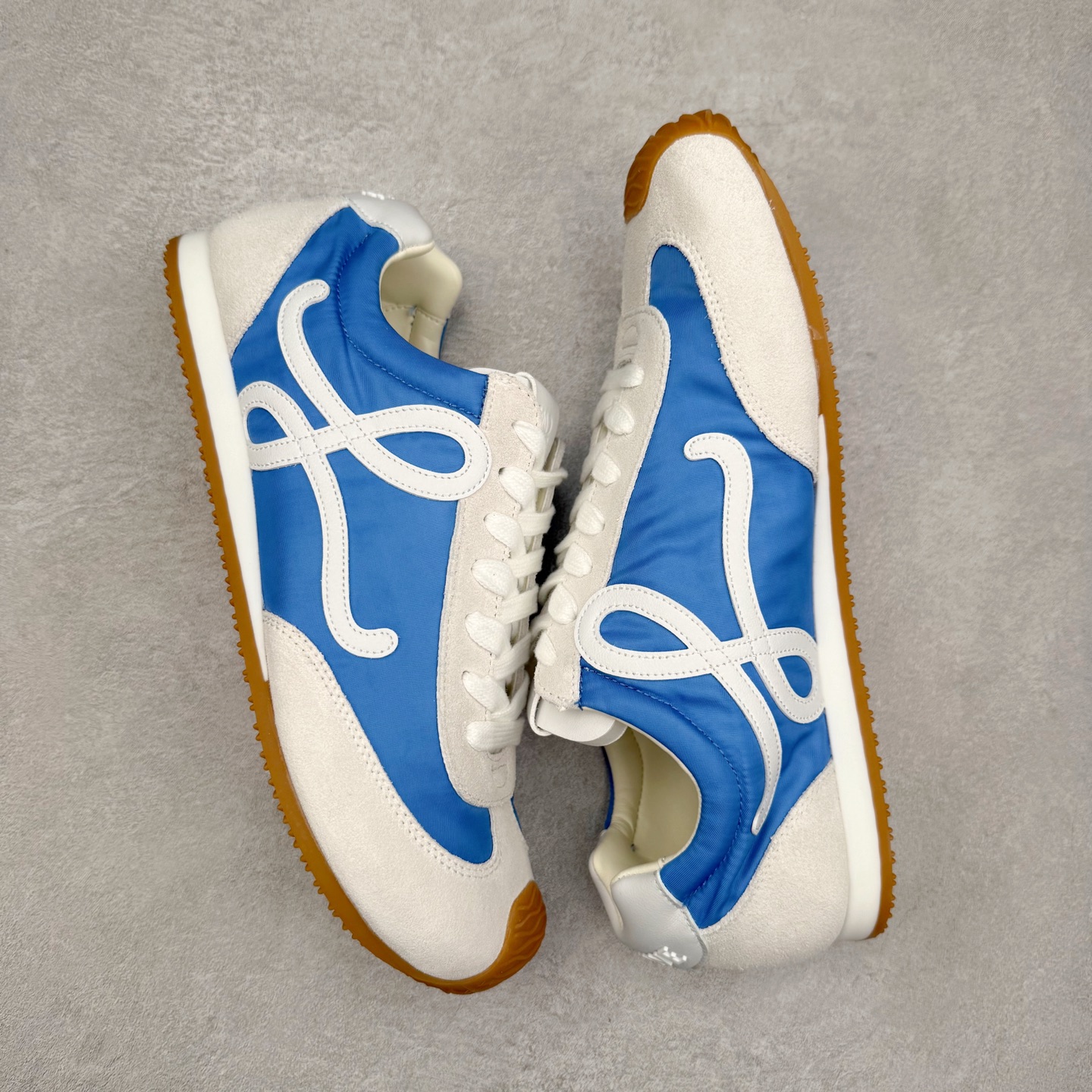 图片[3]-罗意威Loewe Ballet Runner 2.0 Sneakers 芭蕾舞2.0系列阿甘复古风德训薄底百搭休闲运动鞋 市面最高性价比 实体平台跑量 主打推荐好货 采用反绒牛皮革拼接头层皮饰片鞋面材质鞋身原装高密度防刮尼龙面料,极好柔软效果双层乳胶缓震鞋垫外部搭配轻量EVA缓震组合橡胶防滑片装外底不对称鞋头设计、袜状内部结构，轻盈橡胶外底延伸至鞋头 20 毫米鞋跟，附白色和同色系鞋带侧面饰有 L 徽标，鞋舌饰有压纹 Anagram 后跟标签饰有注塑橡胶 LOEWE 标志升级原楦型开发纸版全手工拉帮工艺成型 尺码：35 36 37 38 39 40 41 42 43 44 45-选品中心