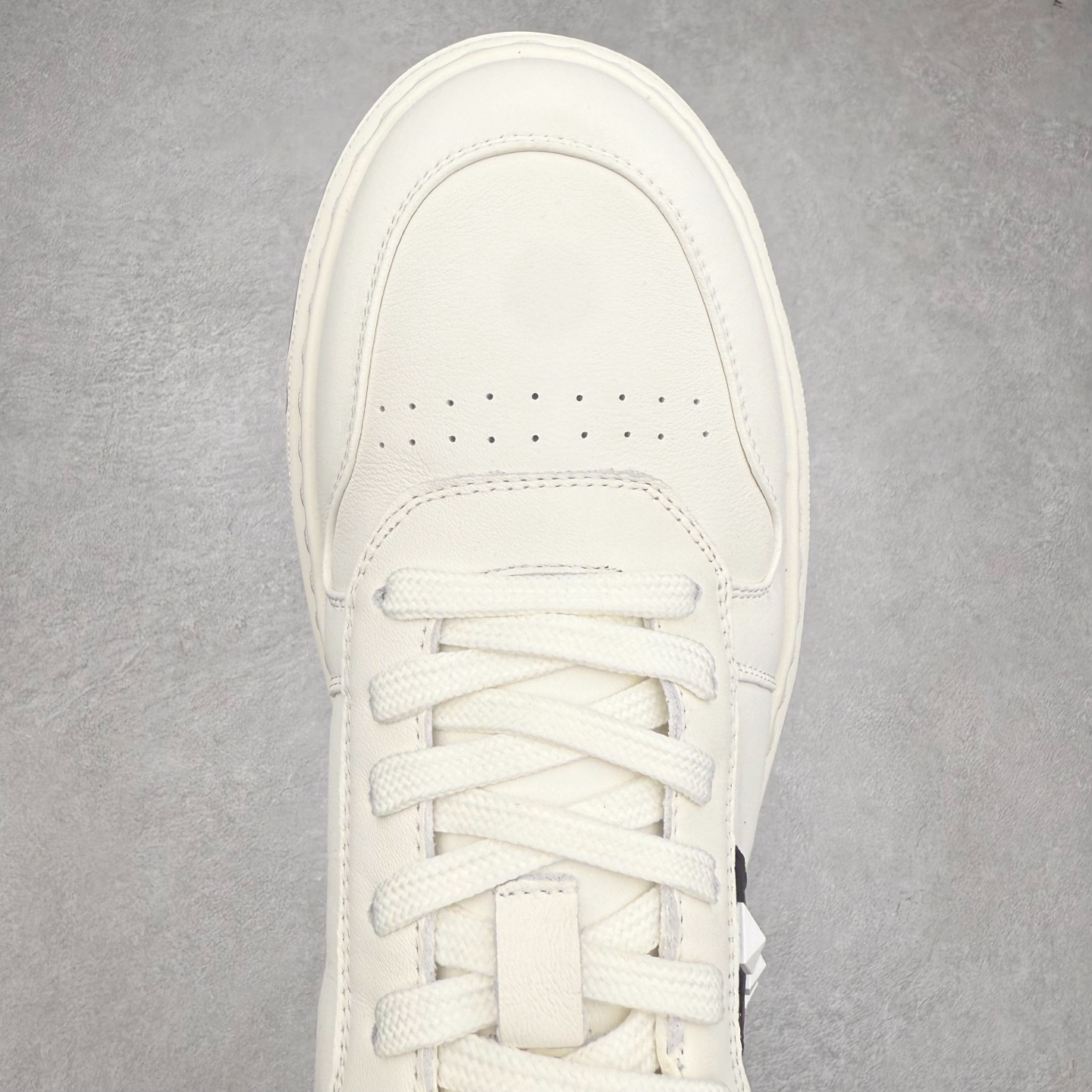 图片[4]-PRADA普拉达小白鞋厚底徽标系带运动休闲男鞋系列 广东大厂品质 专柜同步 大气个性更潮更抢眼更追求档次，它将颠覆旧念，与您共度时尚潮人必备! 面料采用原版进口小牛皮 牛皮内里垫脚 橡胶发泡大底 轻便防滑耐磨 脚感舒适 款式耐看做工精细 配以简洁利落的鞋楦 彰显男人的果敢和硬朗 尺码：39-44（皮鞋码）-选品中心