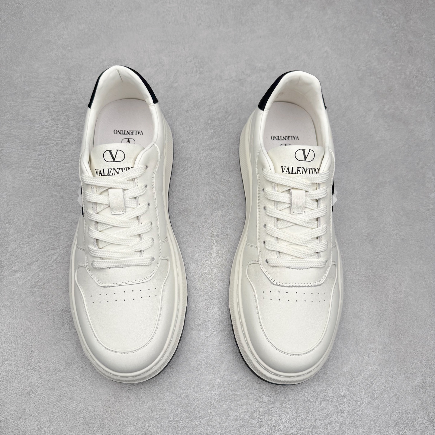 图片[2]-PRADA普拉达小白鞋厚底徽标系带运动休闲男鞋系列 广东大厂品质 专柜同步 大气个性更潮更抢眼更追求档次，它将颠覆旧念，与您共度时尚潮人必备! 面料采用原版进口小牛皮 牛皮内里垫脚 橡胶发泡大底 轻便防滑耐磨 脚感舒适 款式耐看做工精细 配以简洁利落的鞋楦 彰显男人的果敢和硬朗 尺码：39-44（皮鞋码）-选品中心