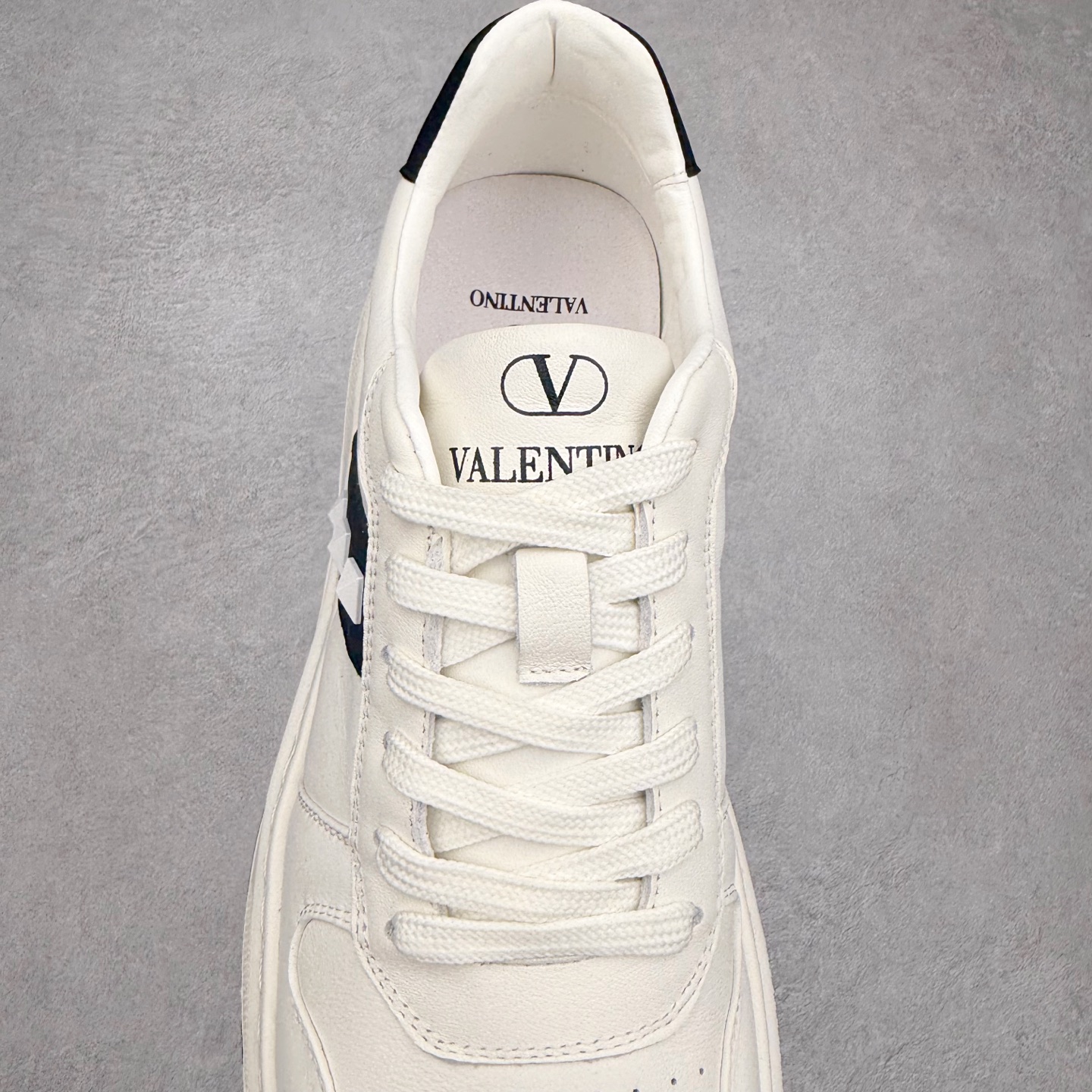 图片[5]-PRADA普拉达小白鞋厚底徽标系带运动休闲男鞋系列 广东大厂品质 专柜同步 大气个性更潮更抢眼更追求档次，它将颠覆旧念，与您共度时尚潮人必备! 面料采用原版进口小牛皮 牛皮内里垫脚 橡胶发泡大底 轻便防滑耐磨 脚感舒适 款式耐看做工精细 配以简洁利落的鞋楦 彰显男人的果敢和硬朗 尺码：39-44（皮鞋码）-选品中心