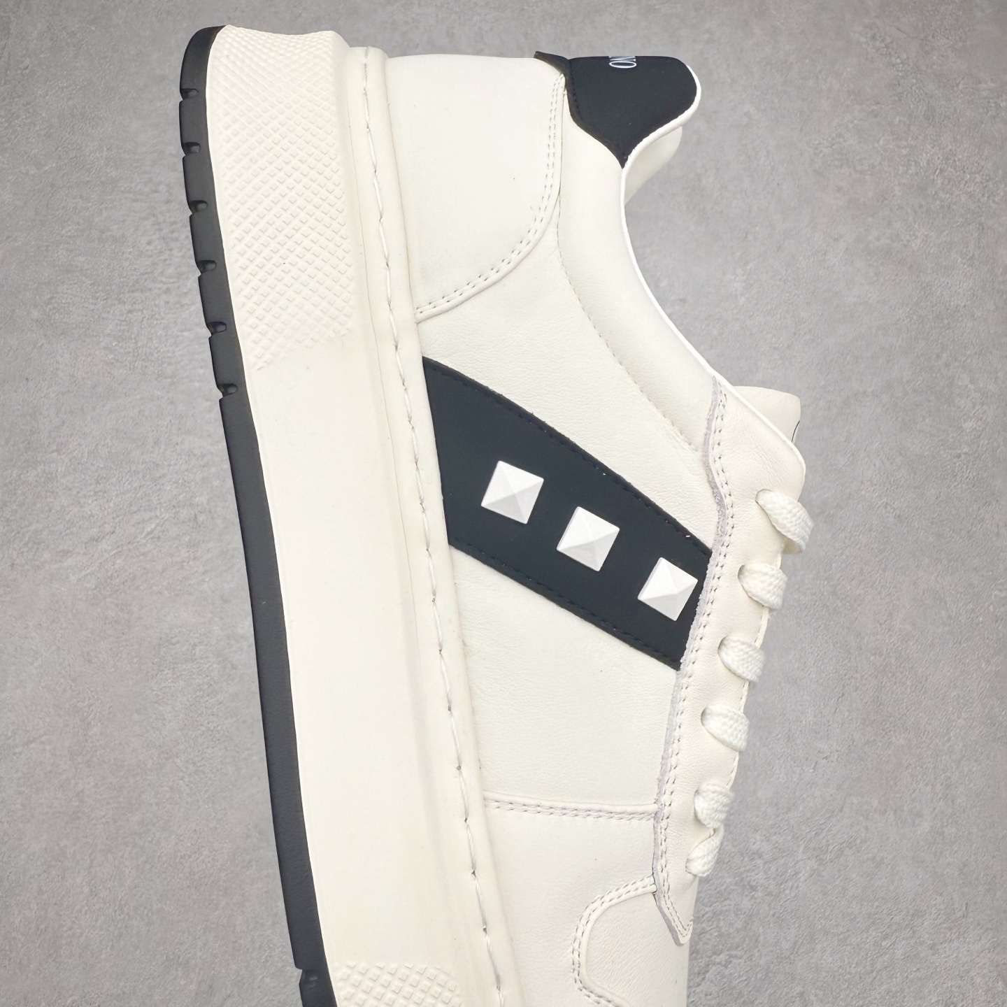 图片[6]-PRADA普拉达小白鞋厚底徽标系带运动休闲男鞋系列 广东大厂品质 专柜同步 大气个性更潮更抢眼更追求档次，它将颠覆旧念，与您共度时尚潮人必备! 面料采用原版进口小牛皮 牛皮内里垫脚 橡胶发泡大底 轻便防滑耐磨 脚感舒适 款式耐看做工精细 配以简洁利落的鞋楦 彰显男人的果敢和硬朗 尺码：39-44（皮鞋码）-选品中心