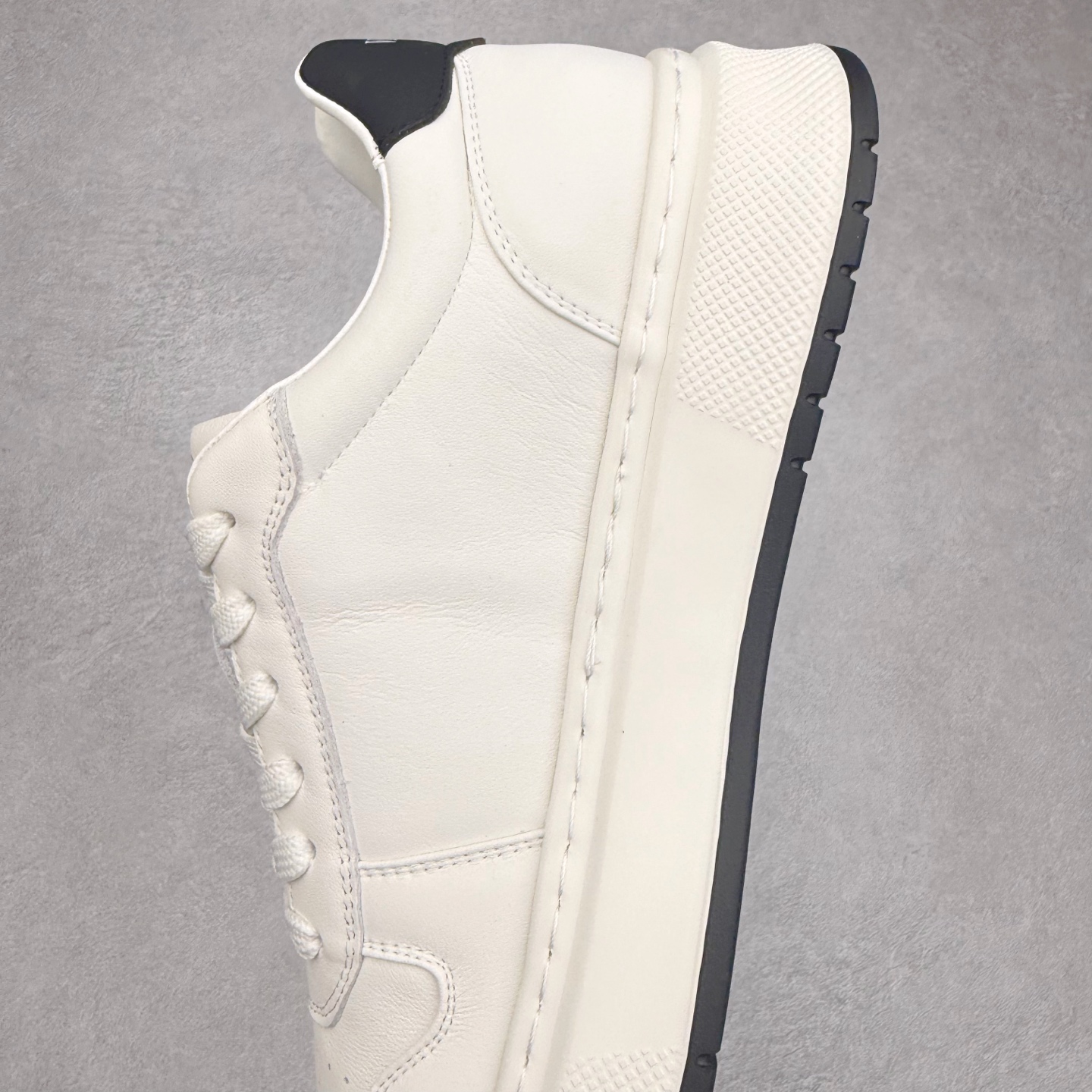 图片[7]-PRADA普拉达小白鞋厚底徽标系带运动休闲男鞋系列 广东大厂品质 专柜同步 大气个性更潮更抢眼更追求档次，它将颠覆旧念，与您共度时尚潮人必备! 面料采用原版进口小牛皮 牛皮内里垫脚 橡胶发泡大底 轻便防滑耐磨 脚感舒适 款式耐看做工精细 配以简洁利落的鞋楦 彰显男人的果敢和硬朗 尺码：39-44（皮鞋码）-选品中心