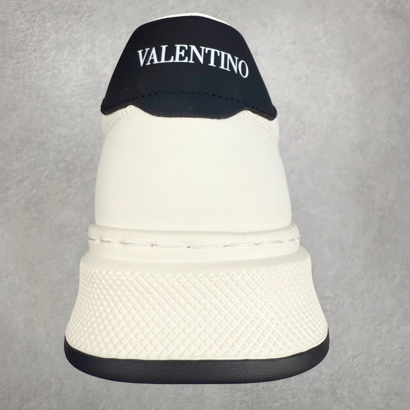 图片[8]-PRADA普拉达小白鞋厚底徽标系带运动休闲男鞋系列 广东大厂品质 专柜同步 大气个性更潮更抢眼更追求档次，它将颠覆旧念，与您共度时尚潮人必备! 面料采用原版进口小牛皮 牛皮内里垫脚 橡胶发泡大底 轻便防滑耐磨 脚感舒适 款式耐看做工精细 配以简洁利落的鞋楦 彰显男人的果敢和硬朗 尺码：39-44（皮鞋码）-选品中心