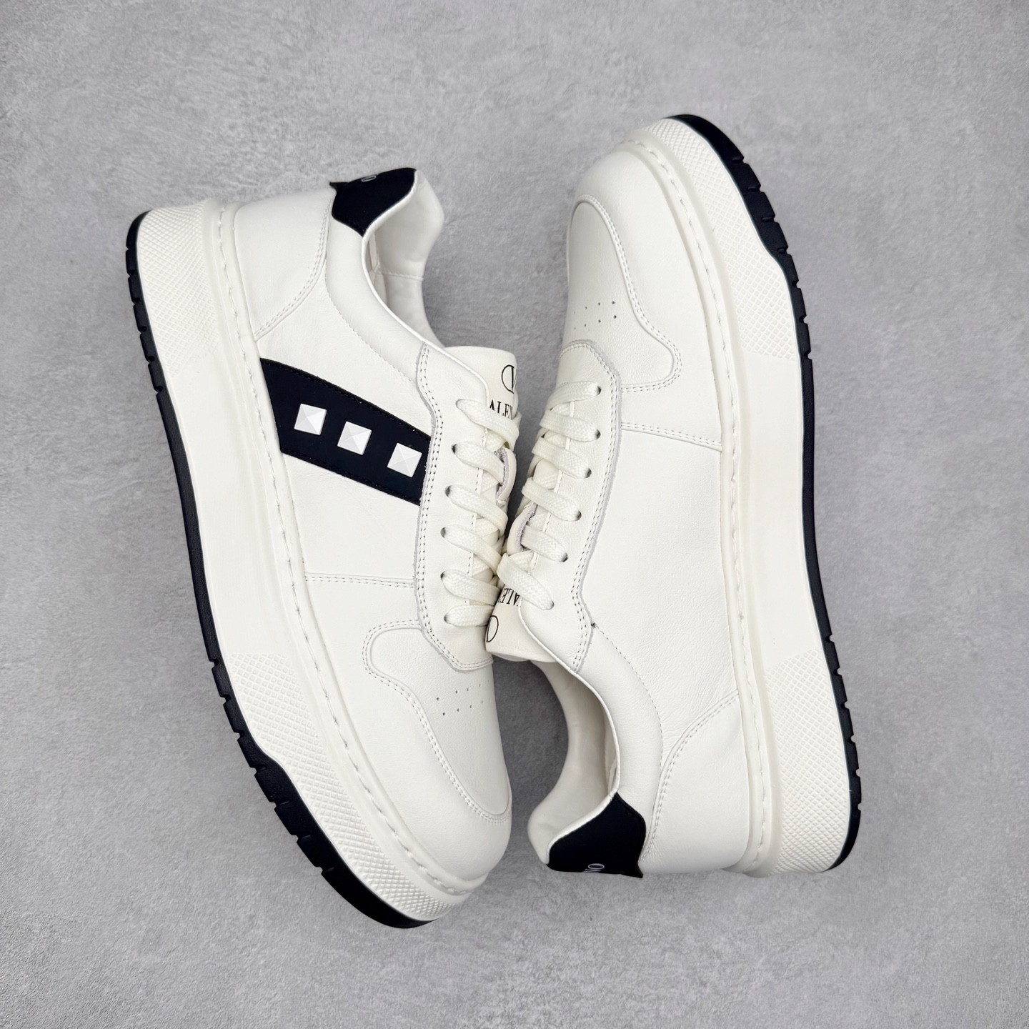 图片[3]-PRADA普拉达小白鞋厚底徽标系带运动休闲男鞋系列 广东大厂品质 专柜同步 大气个性更潮更抢眼更追求档次，它将颠覆旧念，与您共度时尚潮人必备! 面料采用原版进口小牛皮 牛皮内里垫脚 橡胶发泡大底 轻便防滑耐磨 脚感舒适 款式耐看做工精细 配以简洁利落的鞋楦 彰显男人的果敢和硬朗 尺码：39-44（皮鞋码）-选品中心