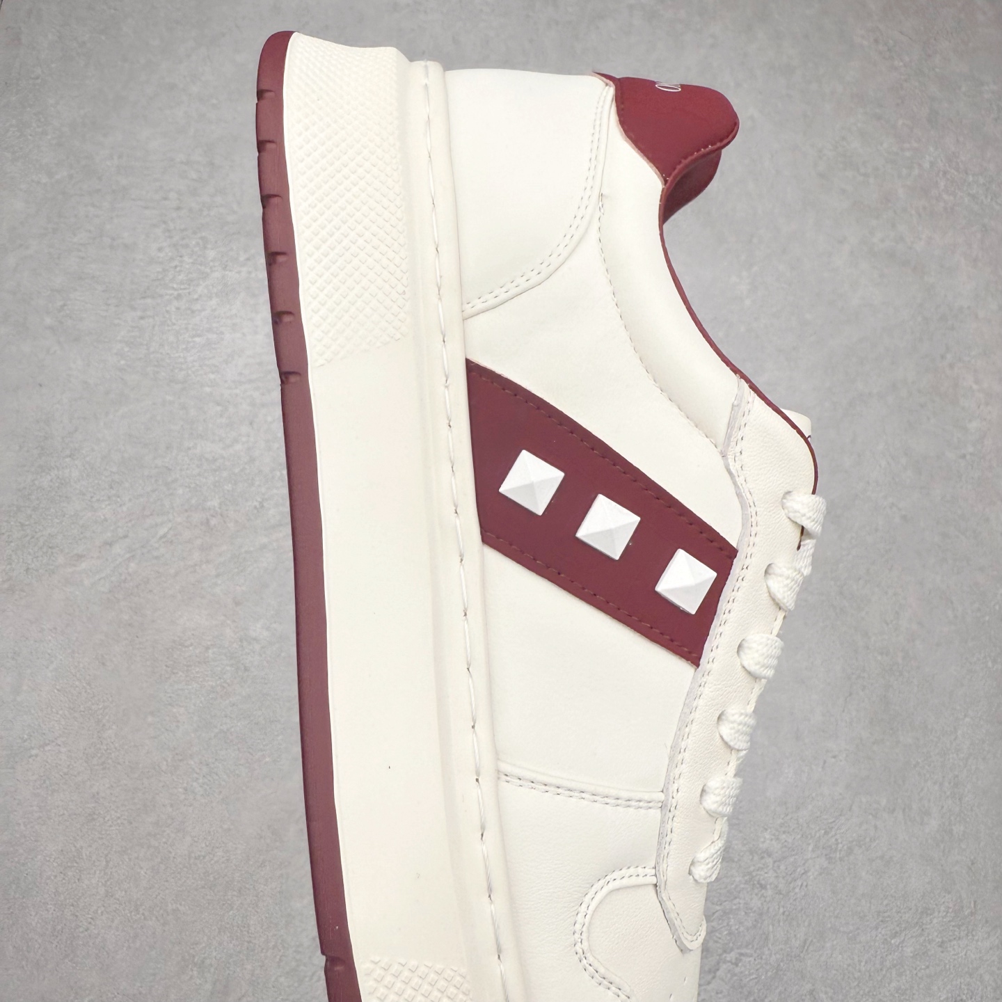 图片[6]-PRADA普拉达小白鞋厚底徽标系带运动休闲男鞋系列 广东大厂品质 专柜同步 大气个性更潮更抢眼更追求档次，它将颠覆旧念，与您共度时尚潮人必备! 面料采用原版进口小牛皮 牛皮内里垫脚 橡胶发泡大底 轻便防滑耐磨 脚感舒适 款式耐看做工精细 配以简洁利落的鞋楦 彰显男人的果敢和硬朗 尺码：39-44（皮鞋码）-选品中心