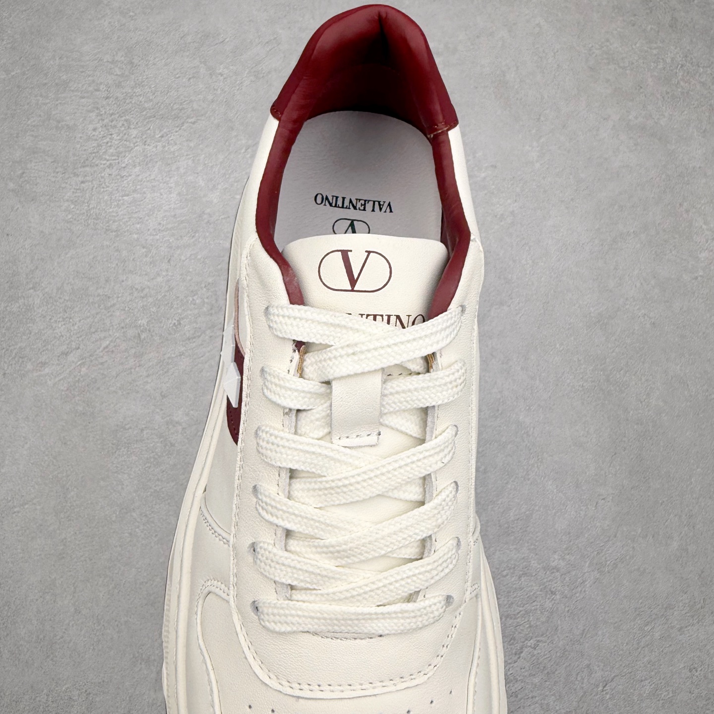 图片[5]-PRADA普拉达小白鞋厚底徽标系带运动休闲男鞋系列 广东大厂品质 专柜同步 大气个性更潮更抢眼更追求档次，它将颠覆旧念，与您共度时尚潮人必备! 面料采用原版进口小牛皮 牛皮内里垫脚 橡胶发泡大底 轻便防滑耐磨 脚感舒适 款式耐看做工精细 配以简洁利落的鞋楦 彰显男人的果敢和硬朗 尺码：39-44（皮鞋码）-选品中心