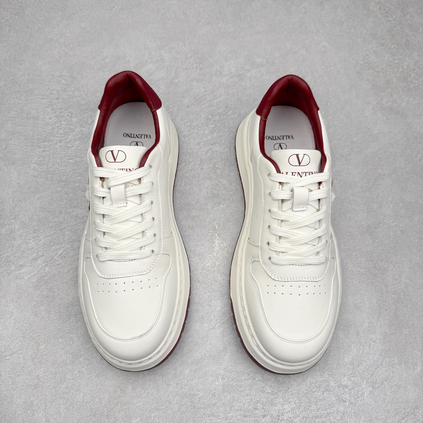 图片[2]-PRADA普拉达小白鞋厚底徽标系带运动休闲男鞋系列 广东大厂品质 专柜同步 大气个性更潮更抢眼更追求档次，它将颠覆旧念，与您共度时尚潮人必备! 面料采用原版进口小牛皮 牛皮内里垫脚 橡胶发泡大底 轻便防滑耐磨 脚感舒适 款式耐看做工精细 配以简洁利落的鞋楦 彰显男人的果敢和硬朗 尺码：39-44（皮鞋码）-选品中心