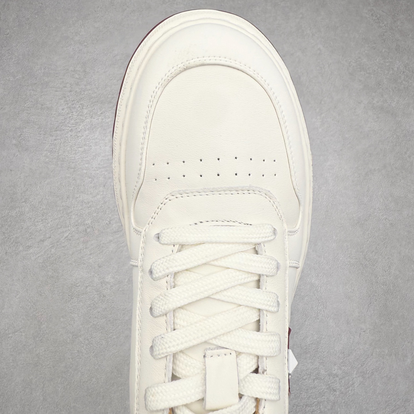 图片[4]-PRADA普拉达小白鞋厚底徽标系带运动休闲男鞋系列 广东大厂品质 专柜同步 大气个性更潮更抢眼更追求档次，它将颠覆旧念，与您共度时尚潮人必备! 面料采用原版进口小牛皮 牛皮内里垫脚 橡胶发泡大底 轻便防滑耐磨 脚感舒适 款式耐看做工精细 配以简洁利落的鞋楦 彰显男人的果敢和硬朗 尺码：39-44（皮鞋码）-选品中心