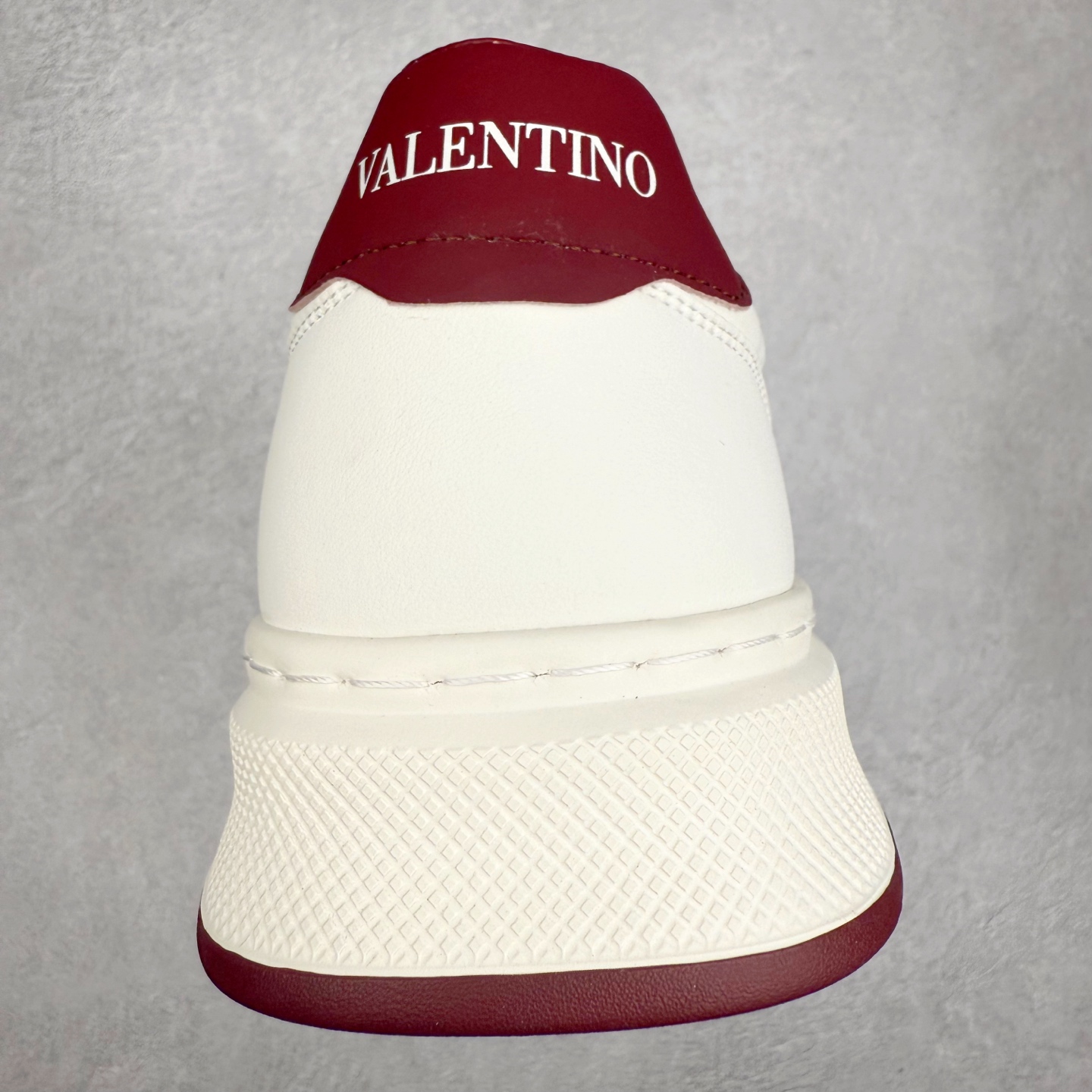 图片[8]-PRADA普拉达小白鞋厚底徽标系带运动休闲男鞋系列 广东大厂品质 专柜同步 大气个性更潮更抢眼更追求档次，它将颠覆旧念，与您共度时尚潮人必备! 面料采用原版进口小牛皮 牛皮内里垫脚 橡胶发泡大底 轻便防滑耐磨 脚感舒适 款式耐看做工精细 配以简洁利落的鞋楦 彰显男人的果敢和硬朗 尺码：39-44（皮鞋码）-选品中心