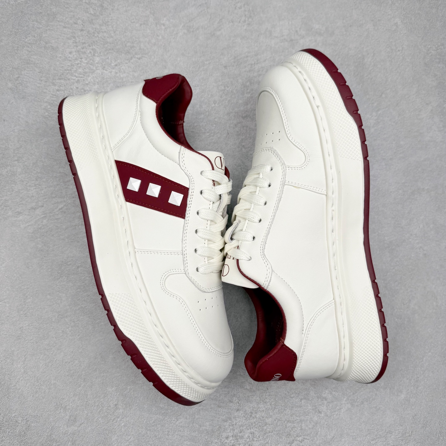 图片[3]-PRADA普拉达小白鞋厚底徽标系带运动休闲男鞋系列 广东大厂品质 专柜同步 大气个性更潮更抢眼更追求档次，它将颠覆旧念，与您共度时尚潮人必备! 面料采用原版进口小牛皮 牛皮内里垫脚 橡胶发泡大底 轻便防滑耐磨 脚感舒适 款式耐看做工精细 配以简洁利落的鞋楦 彰显男人的果敢和硬朗 尺码：39-44（皮鞋码）-选品中心