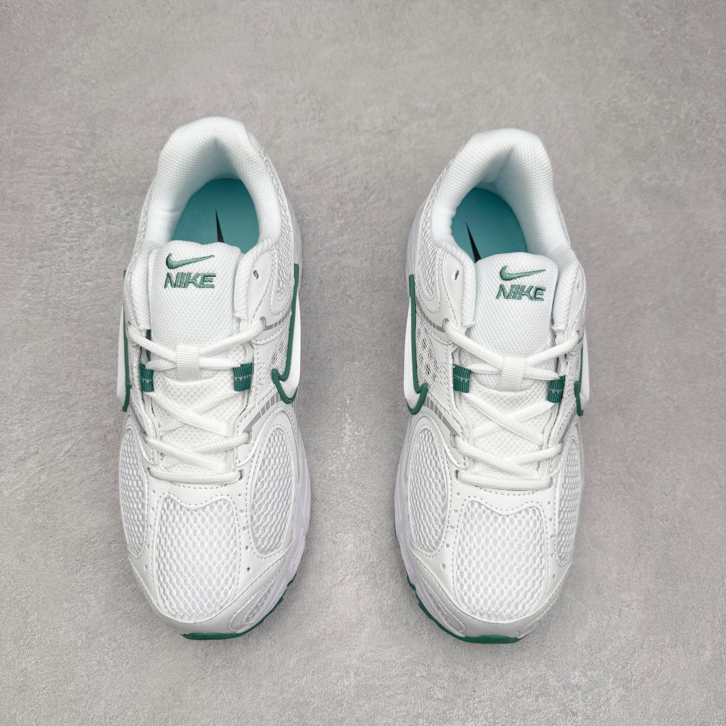 图片[2]-NK V5 RNR 舒适百搭防滑耐磨低帮跑步鞋 HQ7901-106 舒适有型适合日常穿着 该鞋款延续千禧年经典设计搭载泡绵中底 厚实而轻盈匠心细节巧搭立体耐克勾标志焕新演绎复古跑鞋 鞋款从千禧年美学汲取灵感 混搭多种材质突显层次感立体感和传统跑步风范 尺码：36 36.5 37.5 38 38.5 39 40 40.5 41 42 42.5 43 44 44.5 45-选品中心