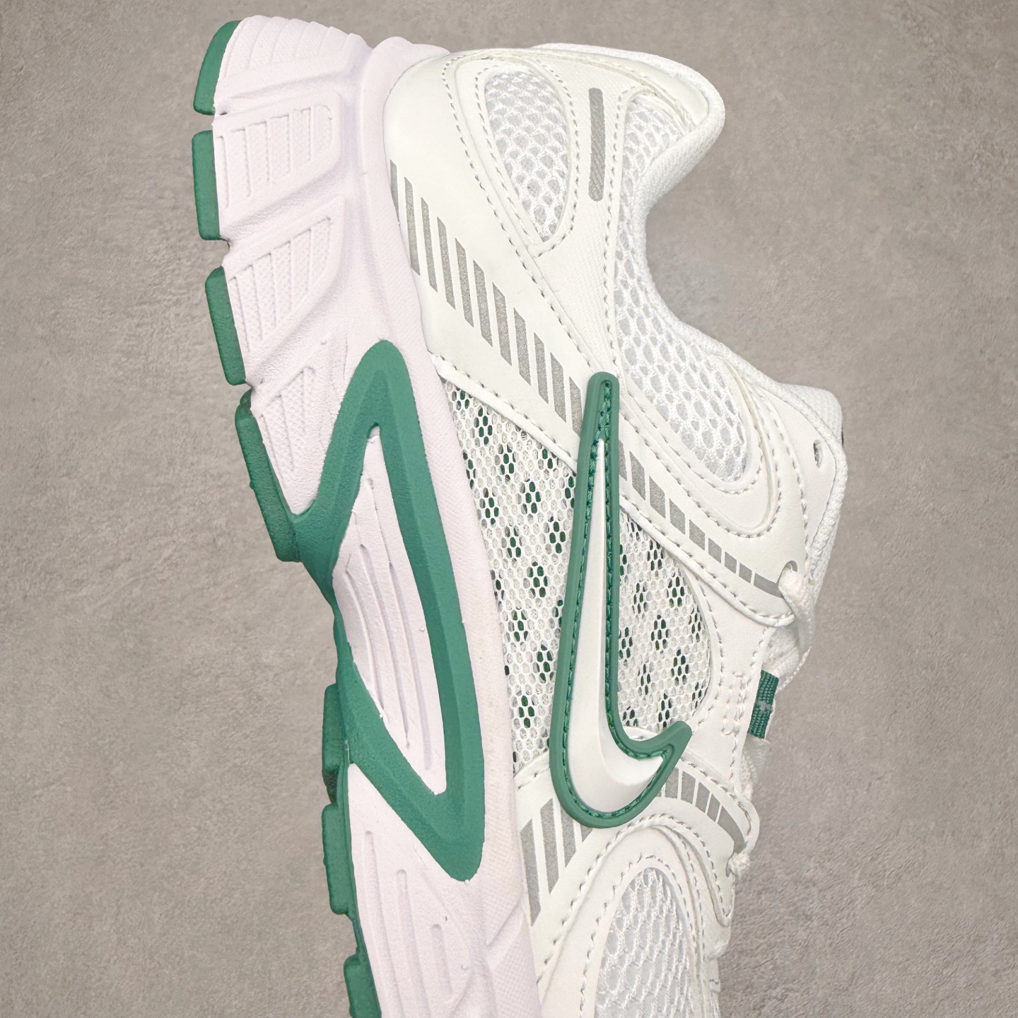 图片[6]-NK V5 RNR 舒适百搭防滑耐磨低帮跑步鞋 HQ7901-106 舒适有型适合日常穿着 该鞋款延续千禧年经典设计搭载泡绵中底 厚实而轻盈匠心细节巧搭立体耐克勾标志焕新演绎复古跑鞋 鞋款从千禧年美学汲取灵感 混搭多种材质突显层次感立体感和传统跑步风范 尺码：36 36.5 37.5 38 38.5 39 40 40.5 41 42 42.5 43 44 44.5 45-选品中心