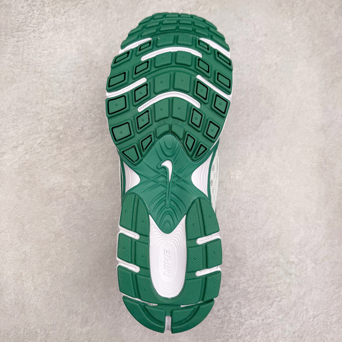 图片[9]-NK V5 RNR 舒适百搭防滑耐磨低帮跑步鞋 HQ7901-106 舒适有型适合日常穿着 该鞋款延续千禧年经典设计搭载泡绵中底 厚实而轻盈匠心细节巧搭立体耐克勾标志焕新演绎复古跑鞋 鞋款从千禧年美学汲取灵感 混搭多种材质突显层次感立体感和传统跑步风范 尺码：36 36.5 37.5 38 38.5 39 40 40.5 41 42 42.5 43 44 44.5 45-选品中心