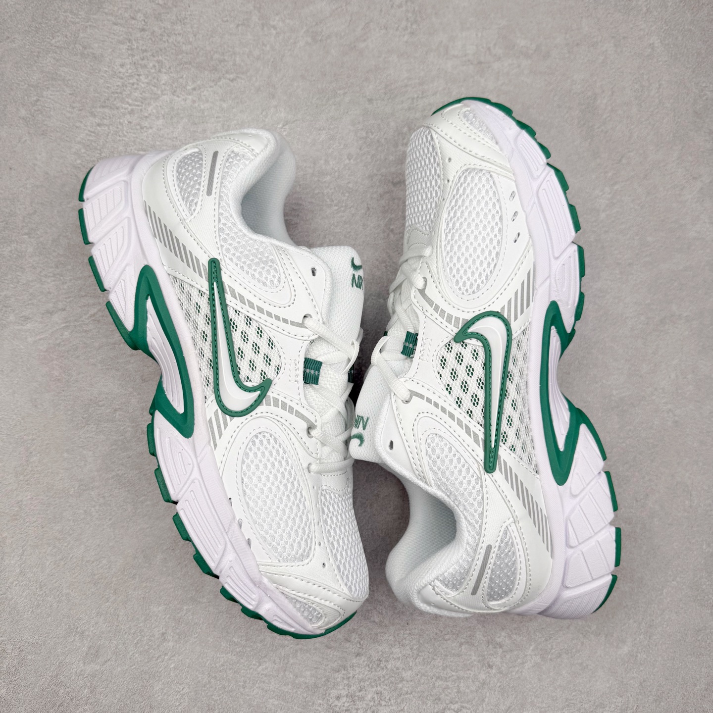 图片[3]-NK V5 RNR 舒适百搭防滑耐磨低帮跑步鞋 HQ7901-106 舒适有型适合日常穿着 该鞋款延续千禧年经典设计搭载泡绵中底 厚实而轻盈匠心细节巧搭立体耐克勾标志焕新演绎复古跑鞋 鞋款从千禧年美学汲取灵感 混搭多种材质突显层次感立体感和传统跑步风范 尺码：36 36.5 37.5 38 38.5 39 40 40.5 41 42 42.5 43 44 44.5 45-选品中心