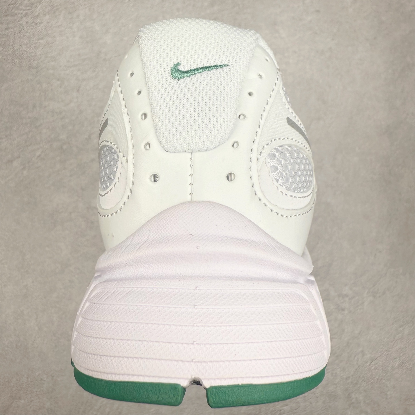 图片[8]-NK V5 RNR 舒适百搭防滑耐磨低帮跑步鞋 HQ7901-106 舒适有型适合日常穿着 该鞋款延续千禧年经典设计搭载泡绵中底 厚实而轻盈匠心细节巧搭立体耐克勾标志焕新演绎复古跑鞋 鞋款从千禧年美学汲取灵感 混搭多种材质突显层次感立体感和传统跑步风范 尺码：36 36.5 37.5 38 38.5 39 40 40.5 41 42 42.5 43 44 44.5 45-选品中心